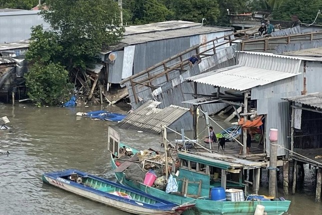 Những căn nhà bị sụp lở.