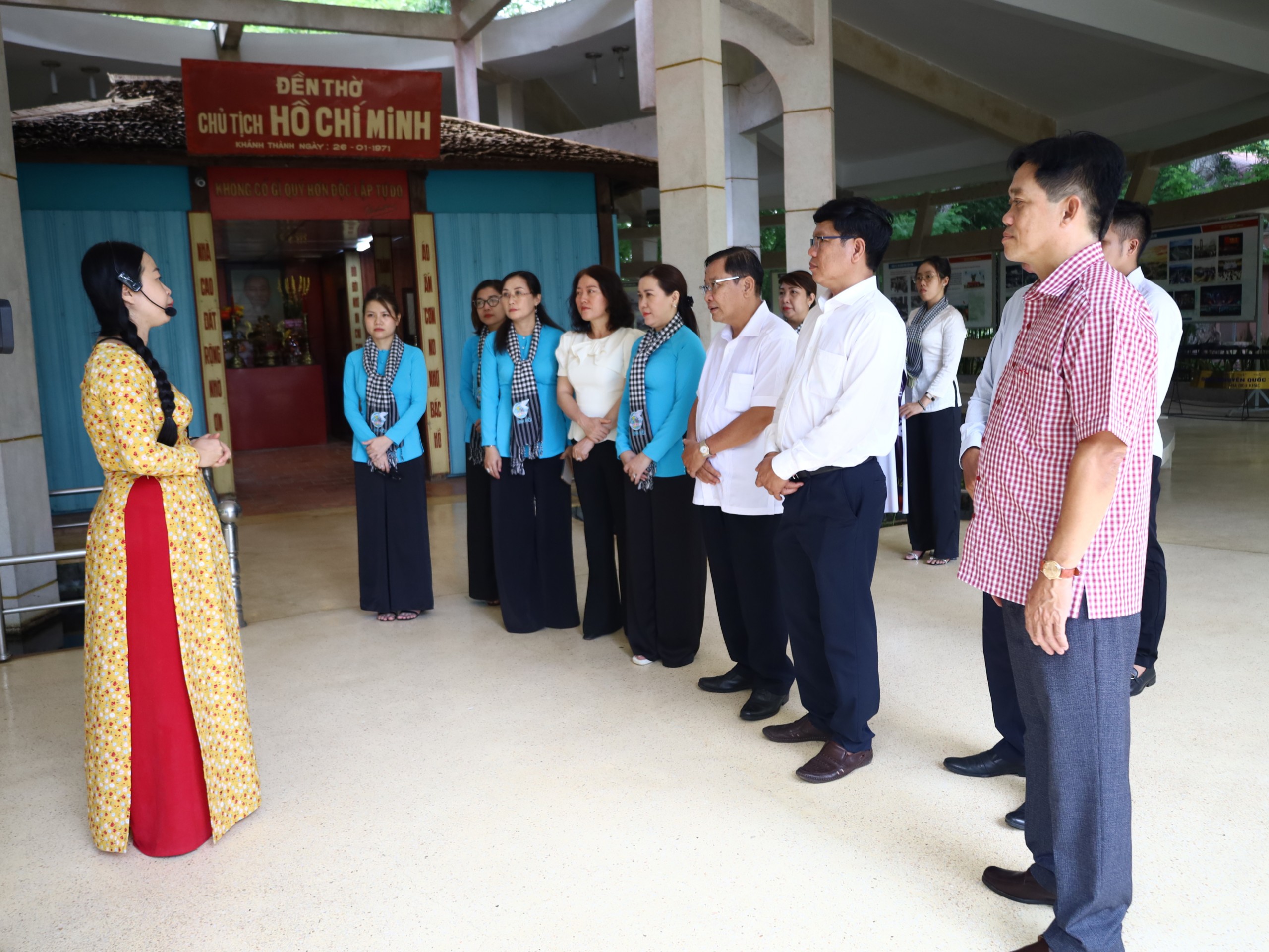 Đoàn công tác nghe thuyết minh về quá trình xây dựng và bảo vệ Đền thờ Bác Hồ.