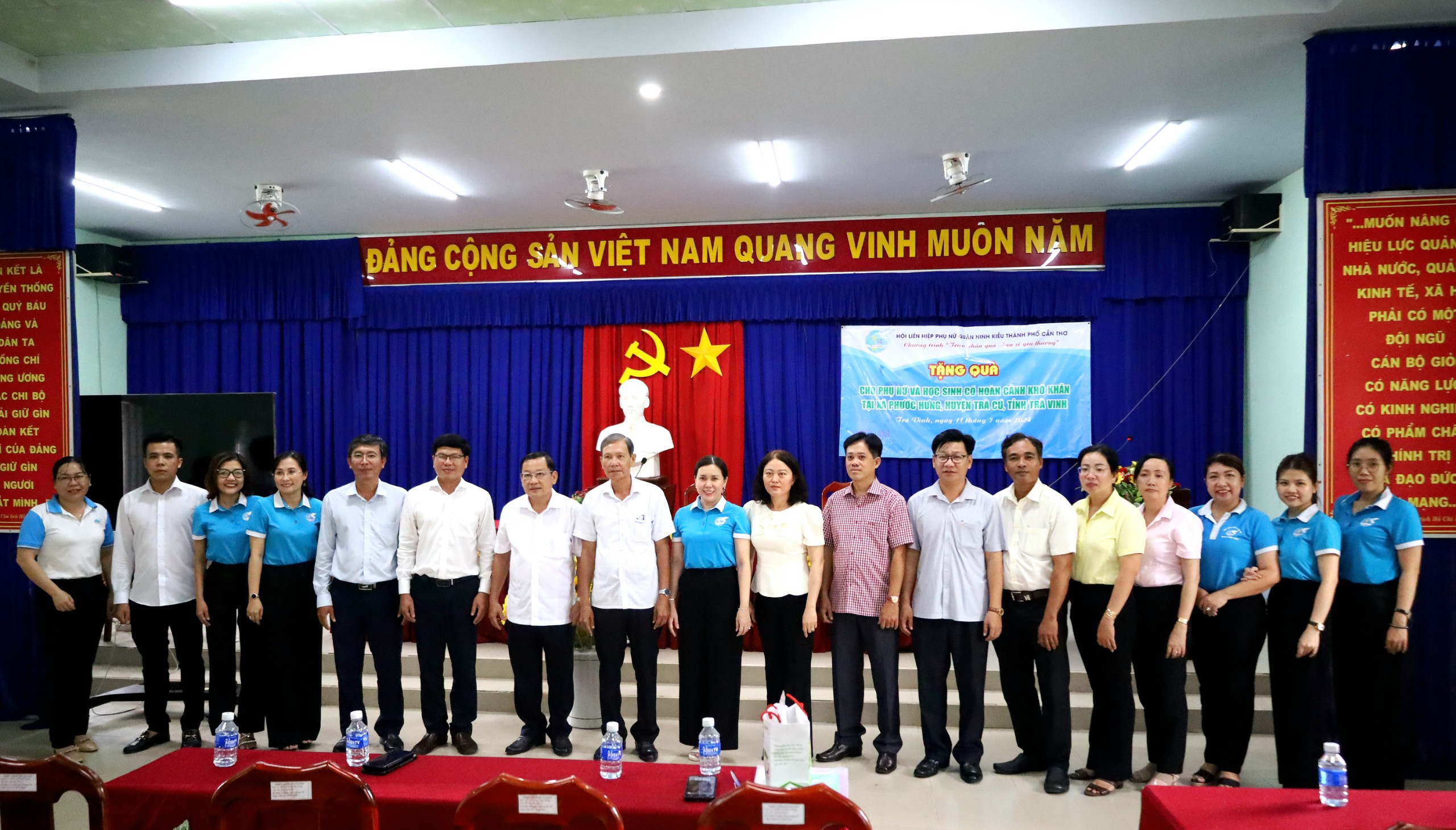 Các đại biểu chụp hình lưu niệm tại buổi lễ.