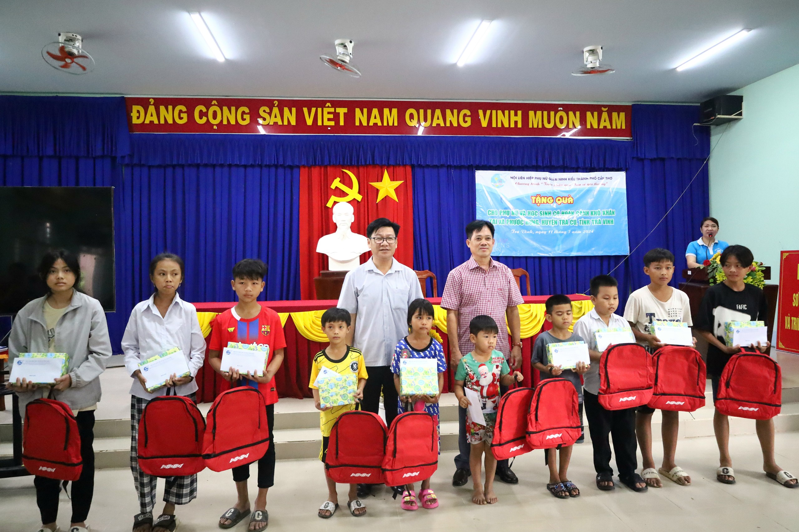 Thượng tá Trần Hữu Bon - Chỉ Huy trưởng Ban Chỉ huy Quân sự quận Ninh Kiều; ông Đào Thành Hiểu – Trưởng Ban Dân vận Quận ủy Ninh Kiều trao quà cho học sinh.