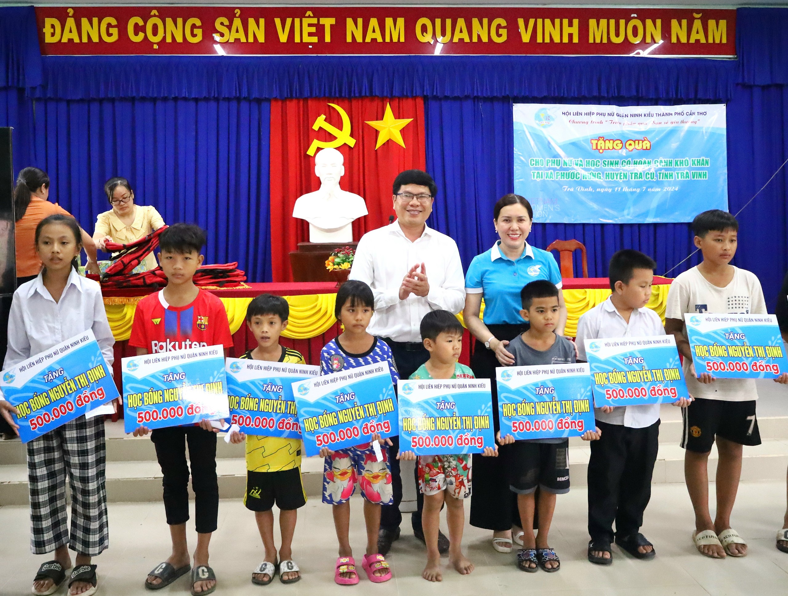 Ông Nguyễn Thái Bảo - Phó Chủ tịch UBND quận Ninh Kiều, Trưởng Ban Vì sự tiến bộ Phụ nữ quận Ninh Kiều và bà Nguyễn Thị Hồng Nga - Chủ tịch Hội LHPN quận Ninh Kiều trao học bổng cho học sinh.