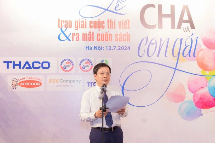 Nhà báo Hồ Minh Chiến - Tổng Biên tập Tạp chí Gia đình Việt Nam, Trưởng Ban Tổ chức cuộc thi phát biểu tại buổi lễ.