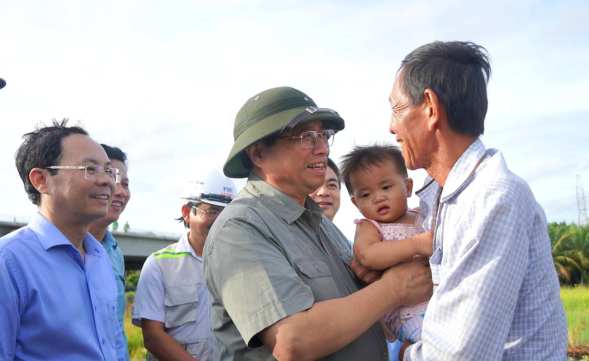 Thủ tướng Chính phủ Phạm Minh Chính thăm hỏi, động viên người dân bị ảnh hưởng bởi dự án.