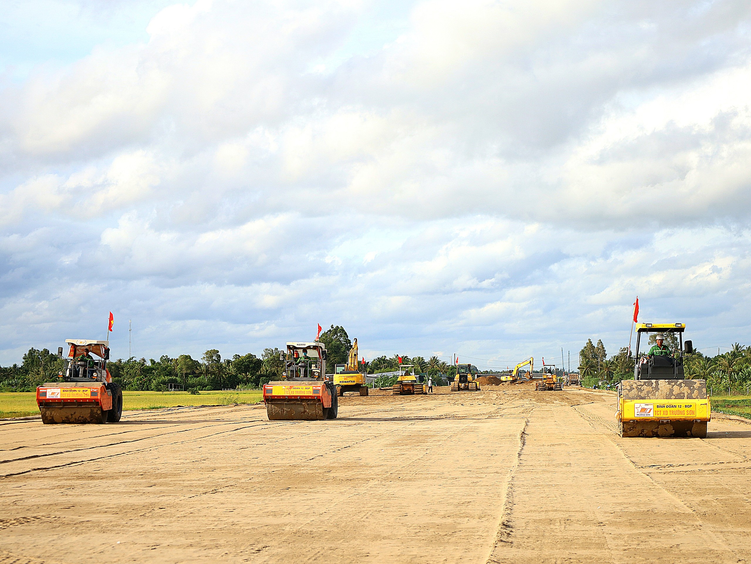 Dự án cao tốc Cần Thơ - Cà Mau thuộc dự án cao tốc Bắc - Nam phía đông đang được khẩn trương thi công.