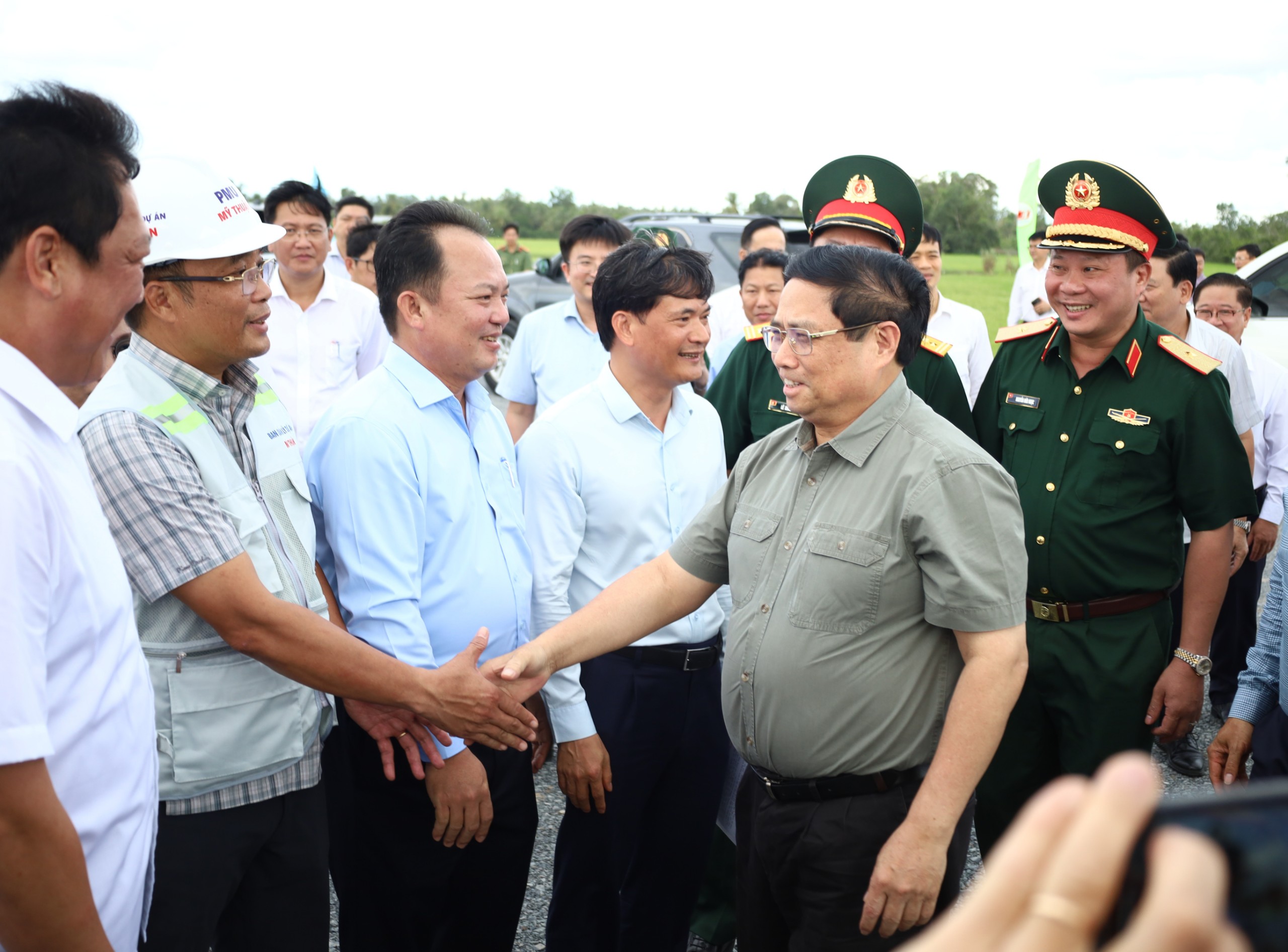 Thủ tướng Chính phủ Phạm Minh Chính thăm hỏi cán bộ, công nhân đang làm việc trên công trường xây dựng nút giao IC5 Km 47+800 thuộc xã Vĩnh Tường, huyện Vị Thủy, tỉnh Hậu Giang.