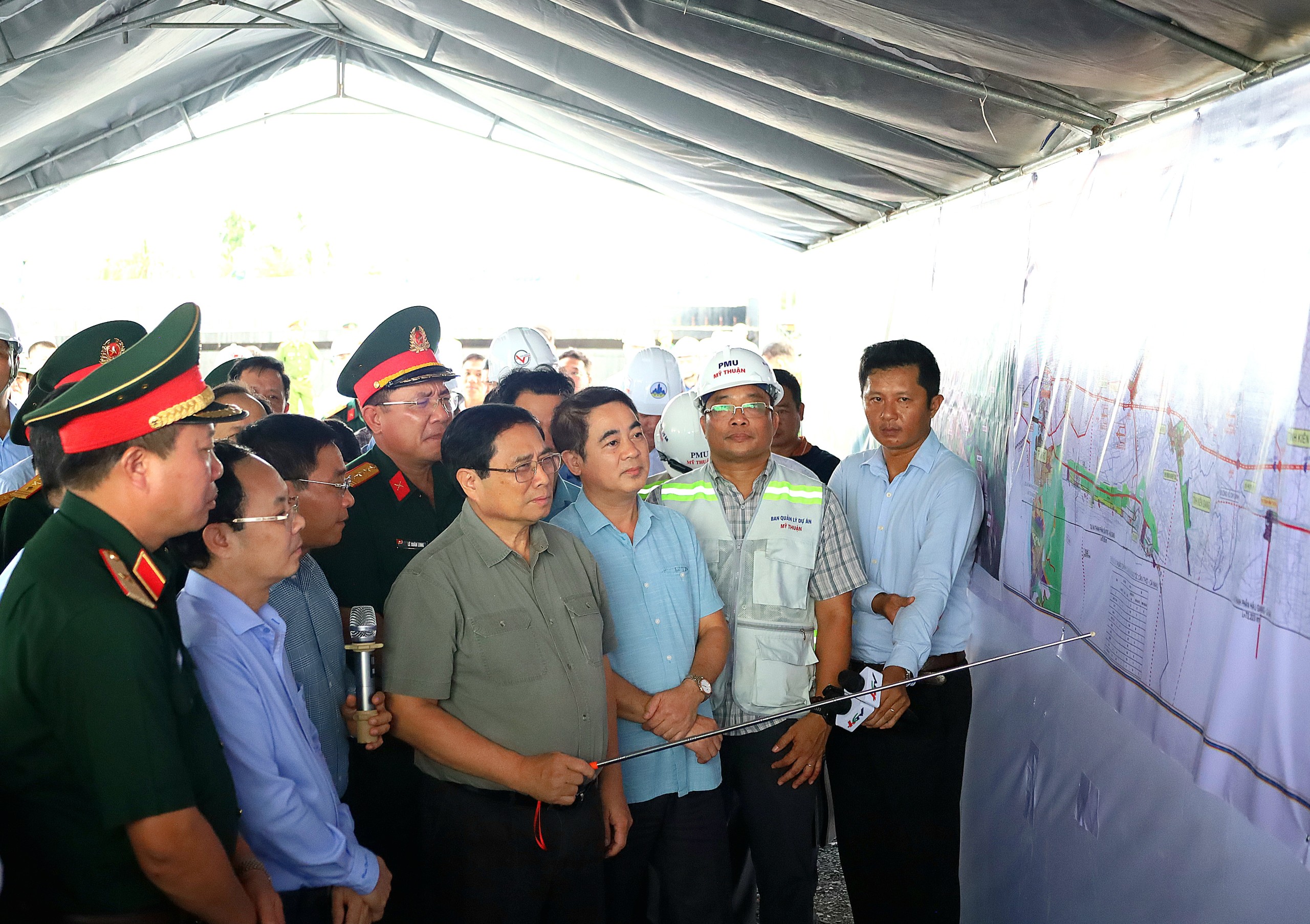 Thủ tướng Chính phủ Phạm Minh Chính kiểm tra tiến độ dự án cao tốc Cần Thơ - Cà Mau thuộc dự án cao tốc Bắc - Nam phía đông.