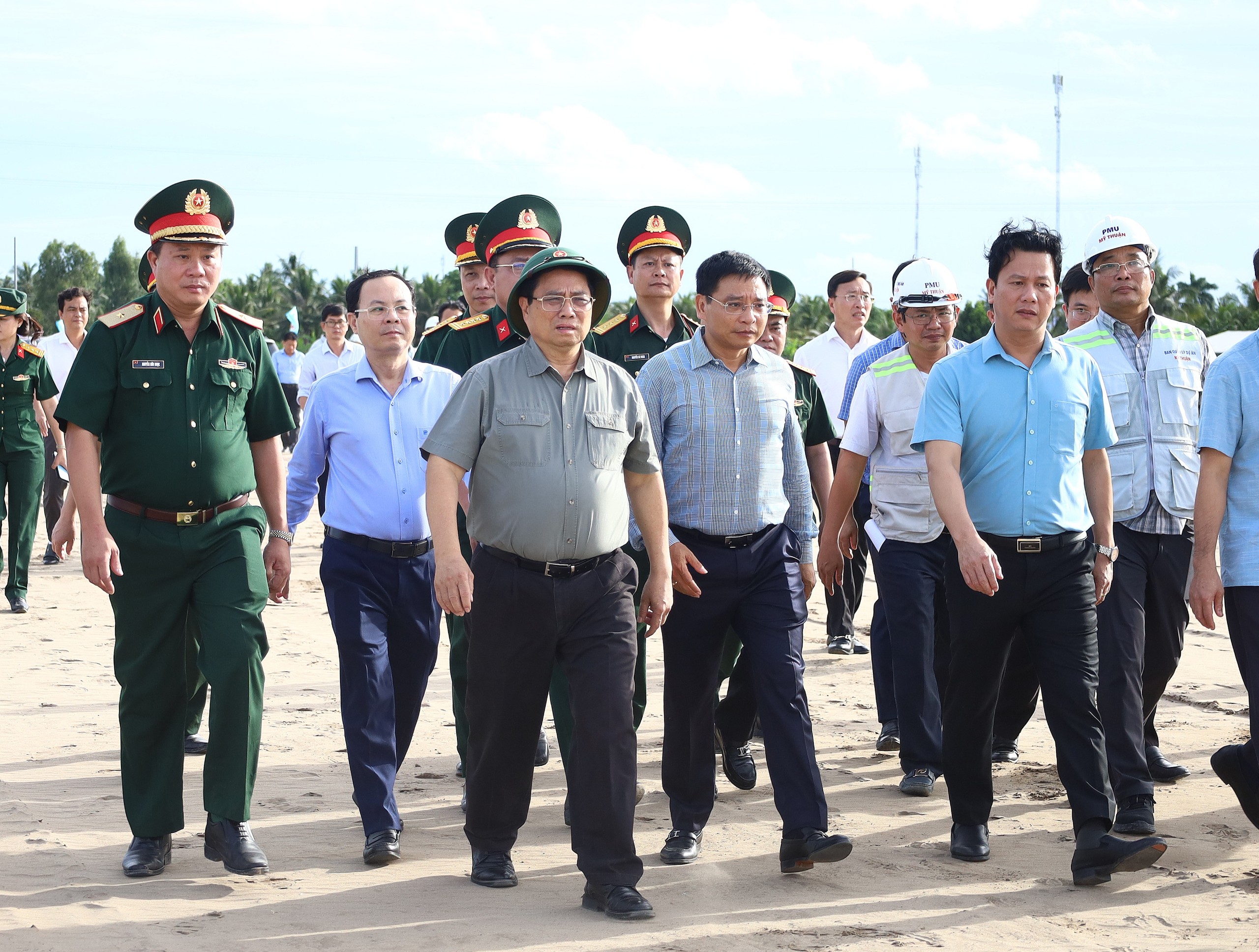 Thủ tướng Chính phủ Phạm Minh Chính đi kiểm tra, thăm hỏi, tặng quà cán bộ, công nhân đang làm việc trên công trường xây dựng nút giao IC5 Km 47+800 thuộc xã Vĩnh Tường, huyện Vị Thủy, tỉnh Hậu Giang.