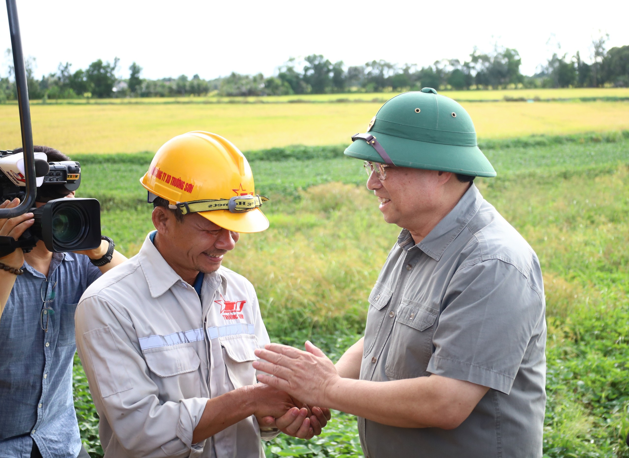 Thủ tướng Chính phủ Phạm Minh Chính thăm hỏi, động viên công nhân đang làm việc trên công trường xây dựng.