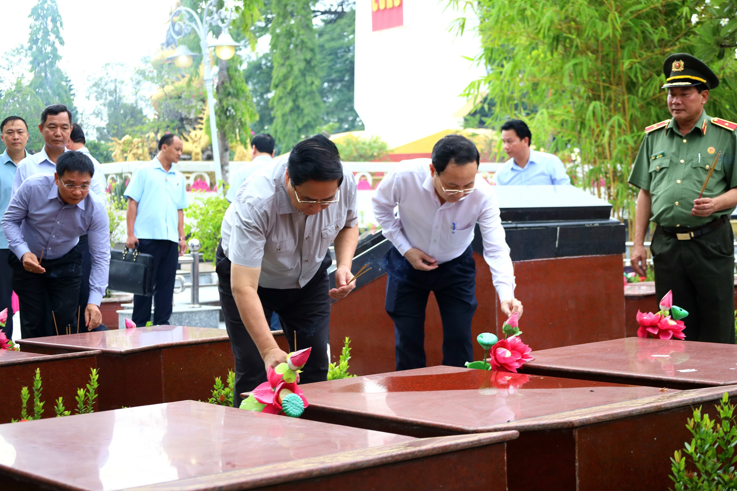 Thủ tướng Chính phủ Phạm Minh Chính và ông Nguyễn Văn Hiếu - Ủy viên dự khuyết BCH Trung ương Đảng, Bí thư Thành ủy Cần Thơ dâng hương tưởng niệm các Anh hùng liệt sỹ.