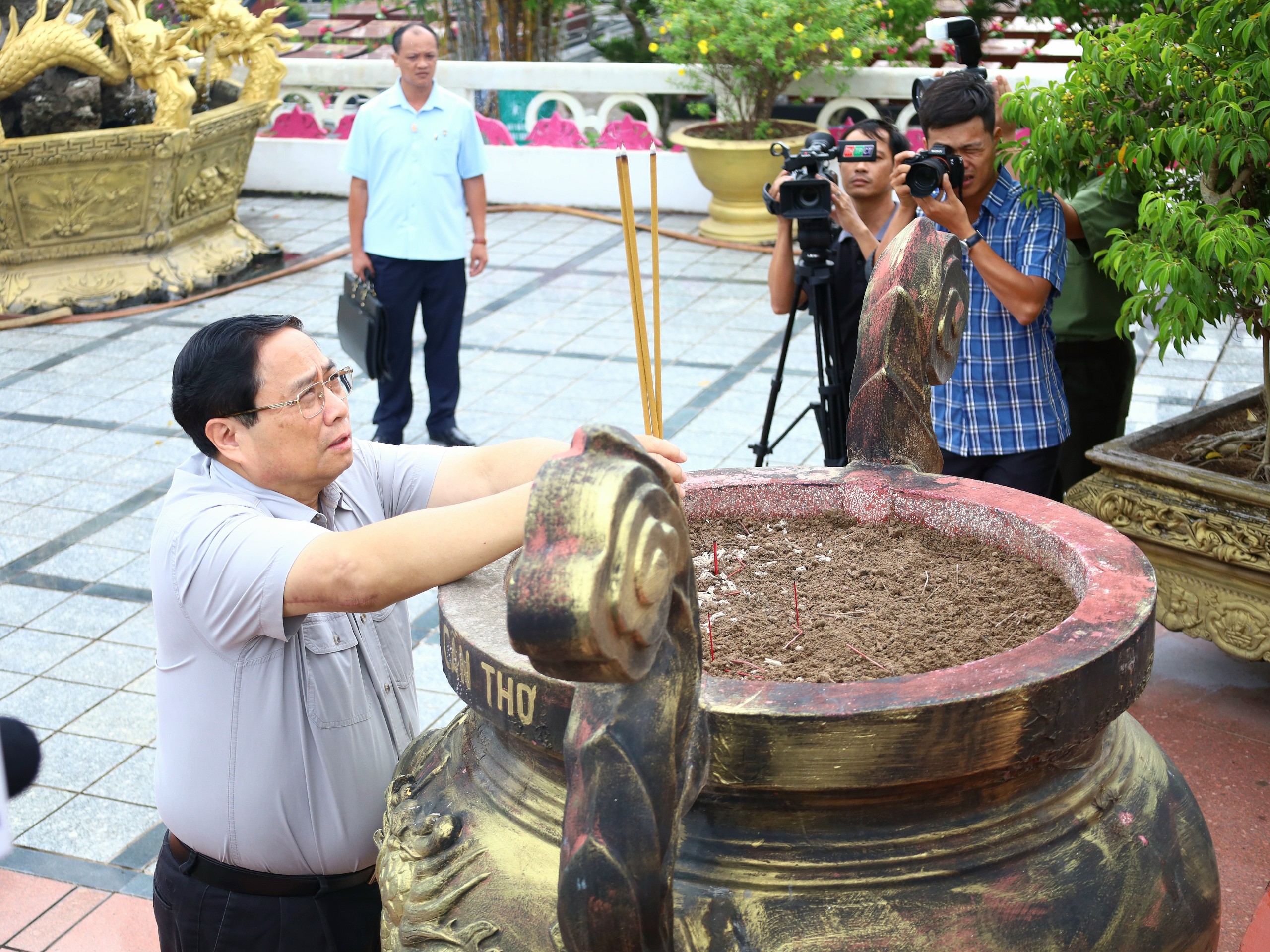 Thủ tướng Chính phủ Phạm Minh Chính dâng hương tưởng niệm các Anh hùng liệt sỹ tại Nghĩa trang Liệt sỹ TP. Cần Thơ.