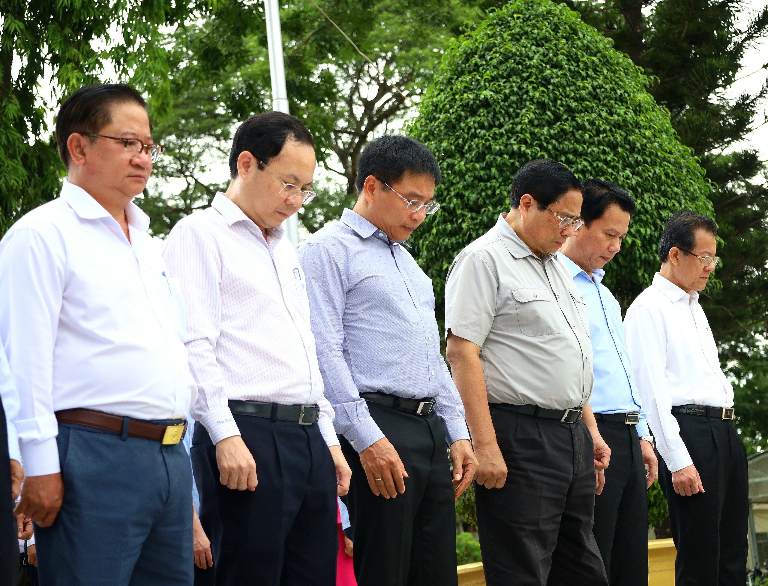 Thủ tướng Chính phủ Phạm Minh Chính và lãnh đạo Bộ ngành, lãnh đạo các địa phương dành một phút mặc niệm tưởng nhớ các Anh hùng liệt sĩ.