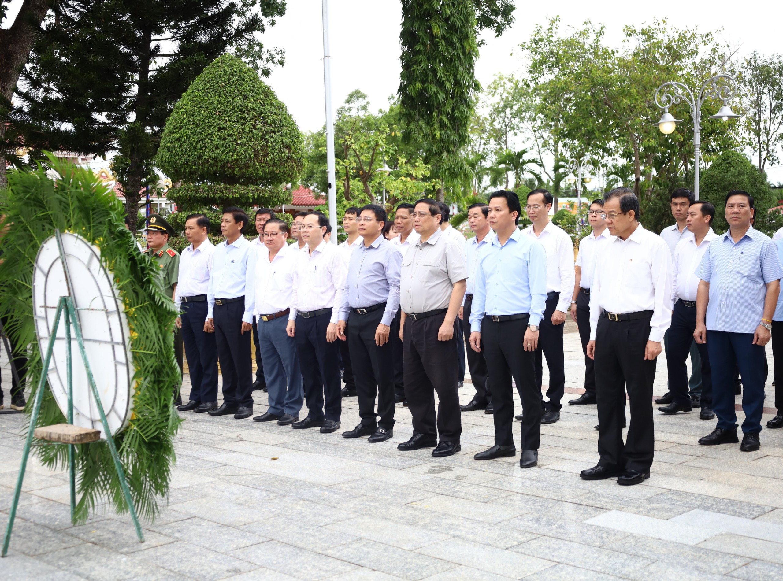 Thủ tướng Chính phủ Phạm Minh Chính và lãnh đạo Bộ ngành, lãnh đạo các địa phương đã đến dâng hương, hoa tưởng niệm các Anh hùng liệt sỹ tại Nghĩa trang Liệt sỹ TP. Cần Thơ.