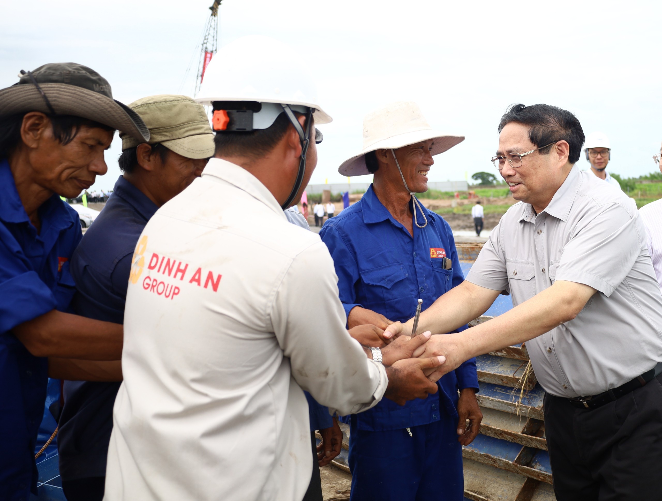 Thủ tướng Chính phủ Phạm Minh Chính và các công nhân thể hiện quyết tâm hoàn thành công trình đúng tiến độ.