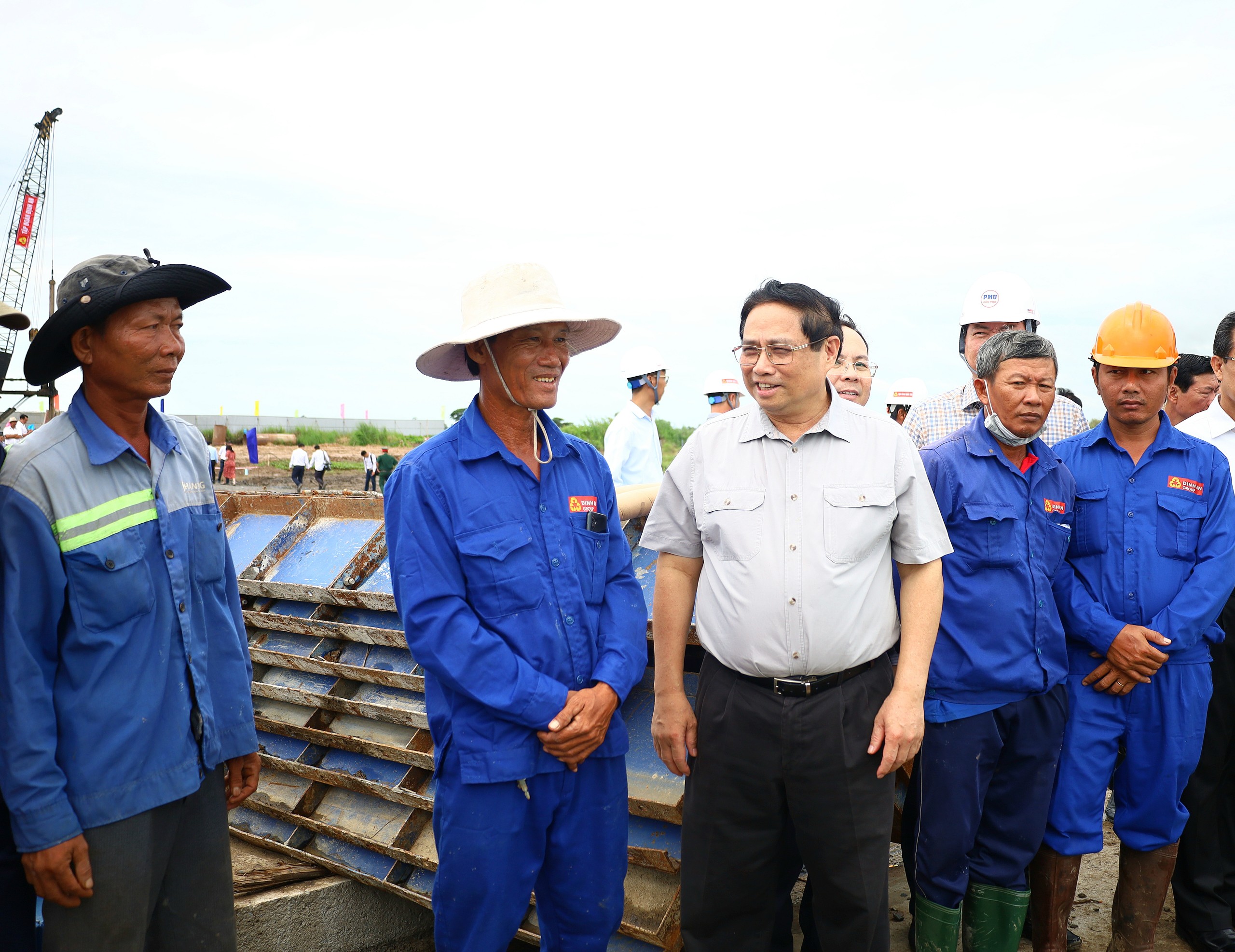 Thủ tướng Chính phủ Phạm Minh Chính trò chuyện, động viên công nhân tại tại Nút giao Lộ Tẻ - Rạch Sỏi, huyện Vĩnh Thạnh, TP. Cần Thơ.