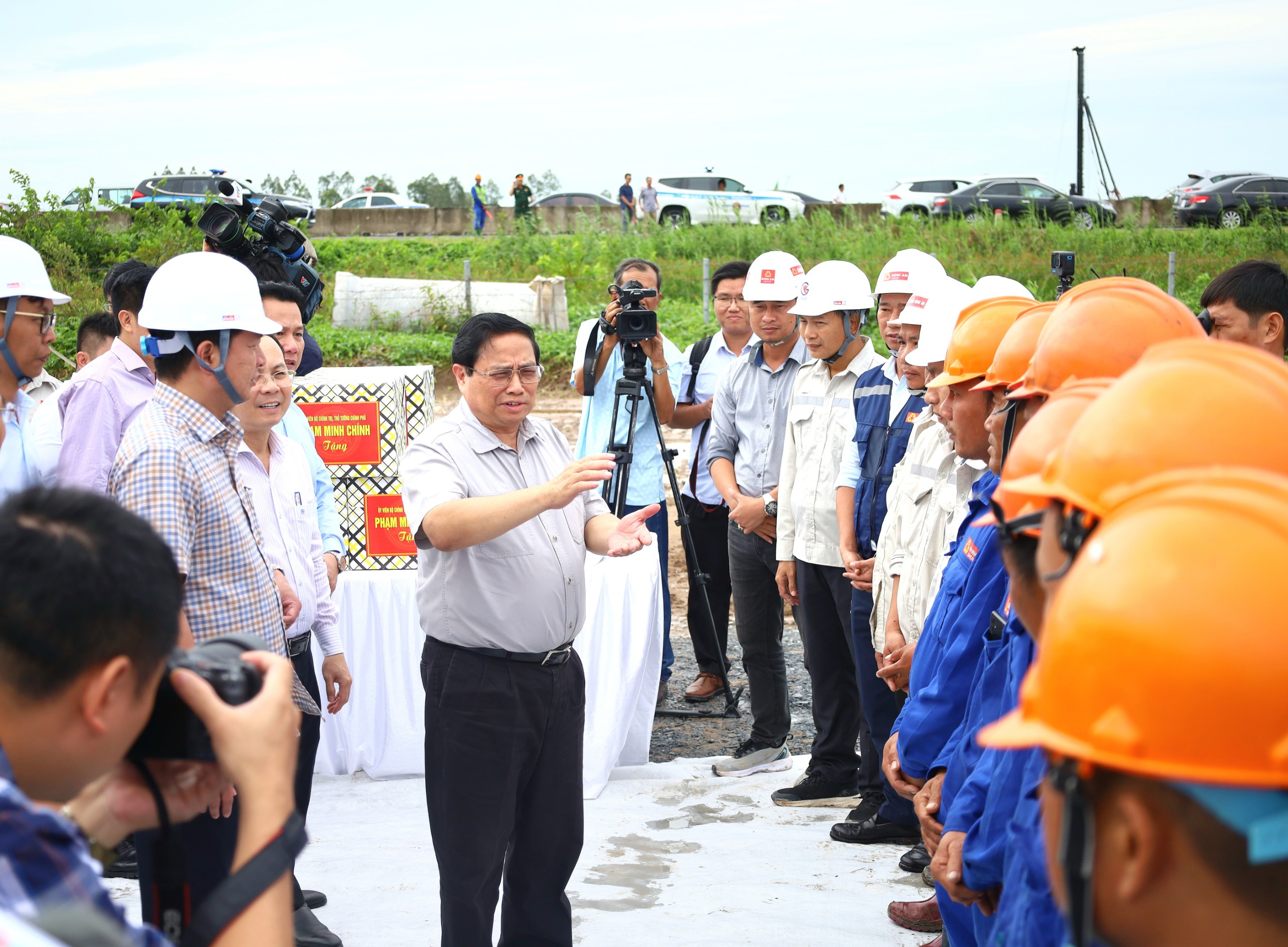 Thủ tướng Chính phủ Phạm Minh Chính trò chuyện với công nhân tại công trường.