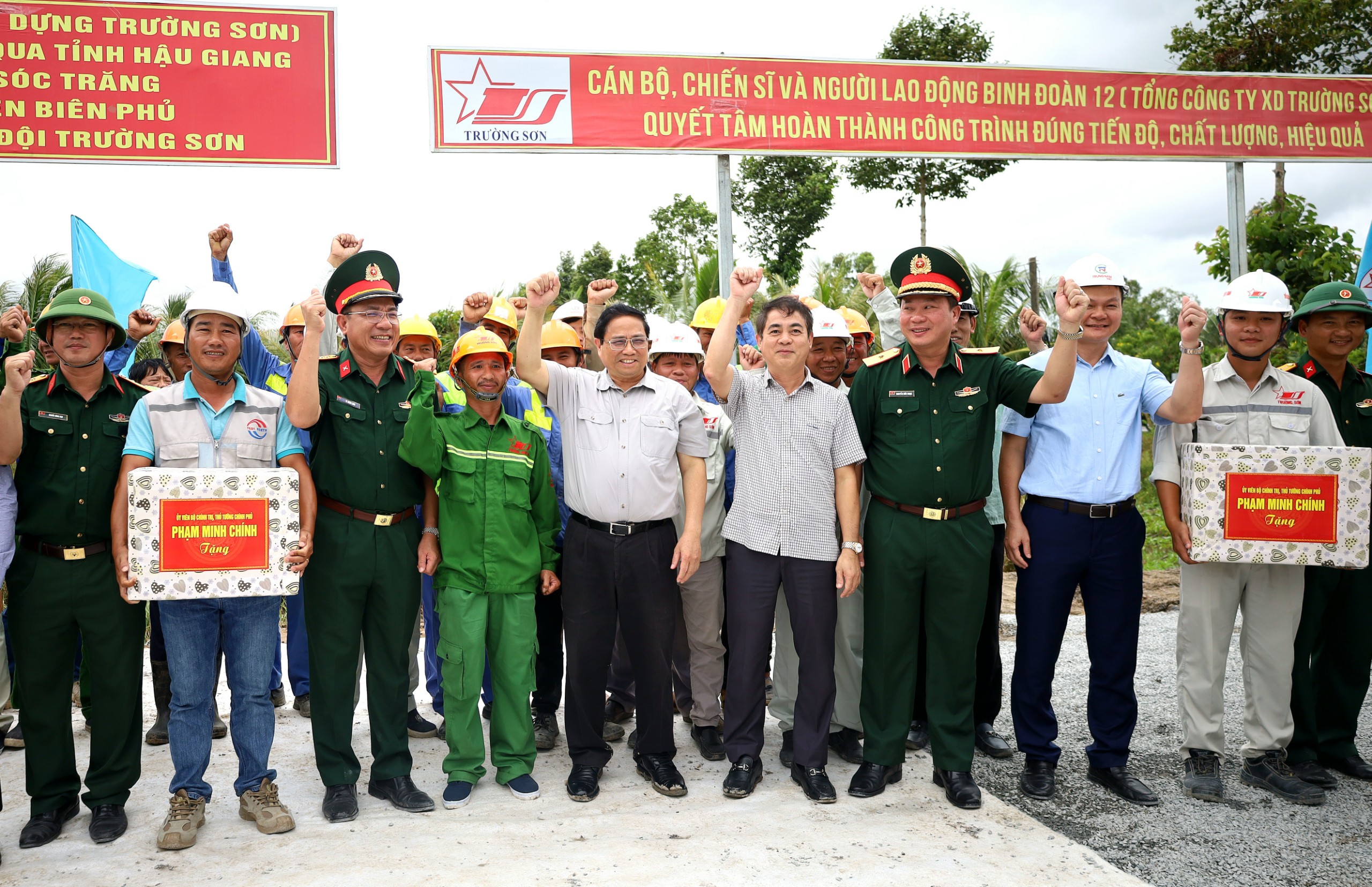 Thủ tướng Chính phủ Phạm Minh Chính cùng lãnh đạo địa phương, cán bộ, công nhân thể hiện quyết tâm hoàn thành công trình đúng tiến độ.