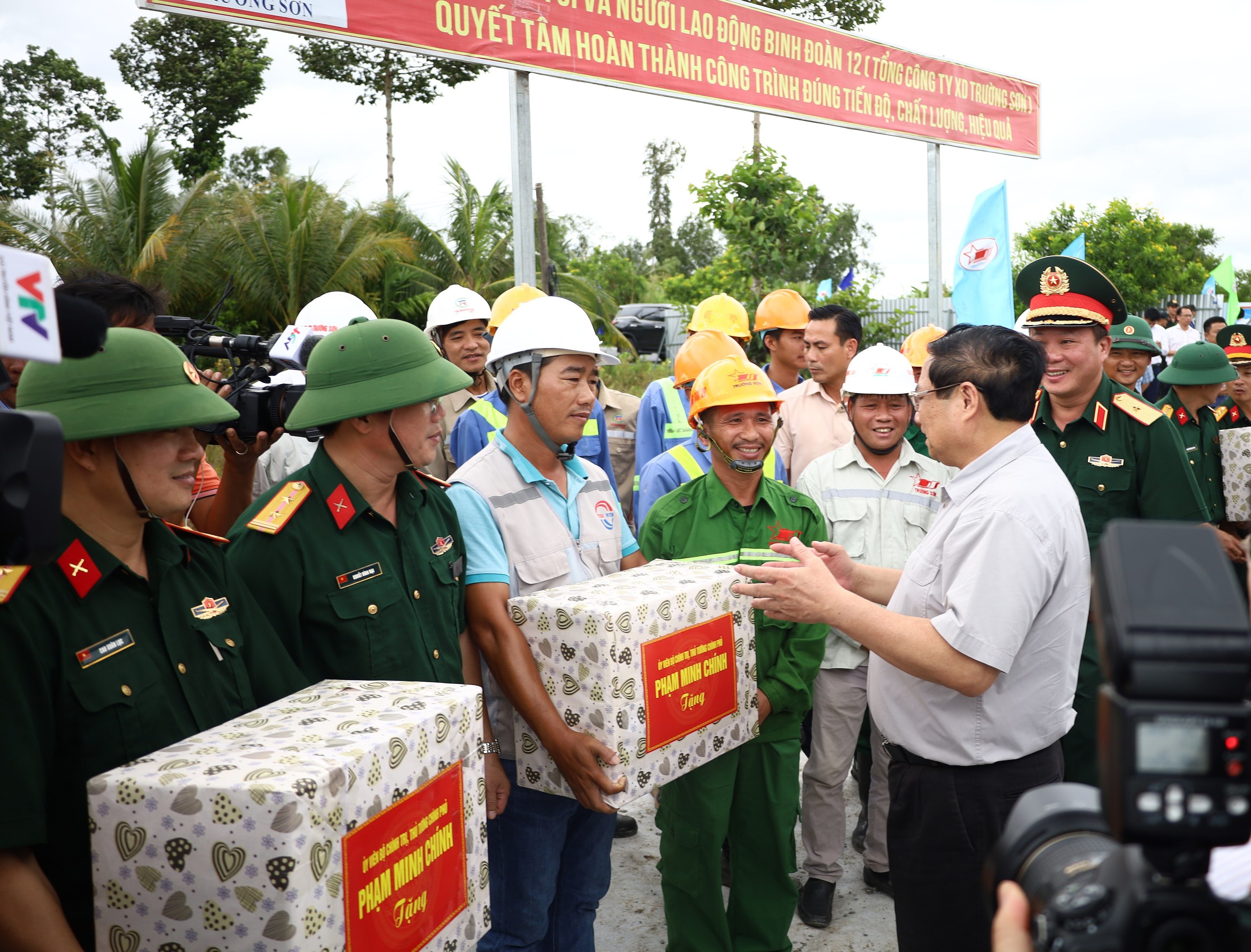 Thủ tướng Chính phủ Phạm Minh Chính tặng quà, thăm hỏi, động viên công nhân đang thi công tại Nút giao QL61C, xã Bình Thành, huyện Phụng Hiệp, tỉnh Hậu Giang.