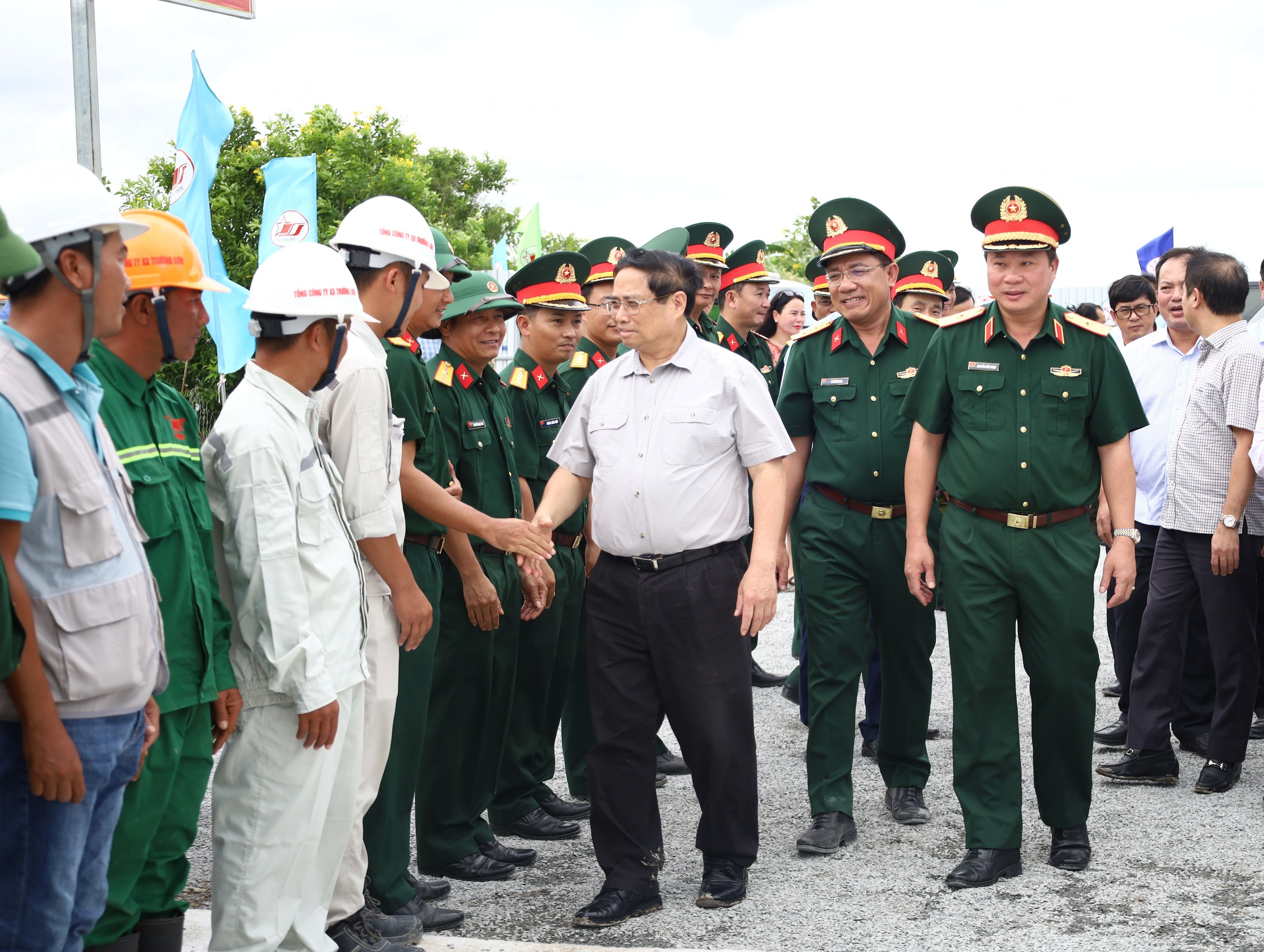 Thủ tướng Chính phủ Phạm Minh Chính thăm hỏi cán bộ, công nhân tại Nút giao QL61C, xã Bình Thành, huyện Phụng Hiệp, tỉnh Hậu Giang.