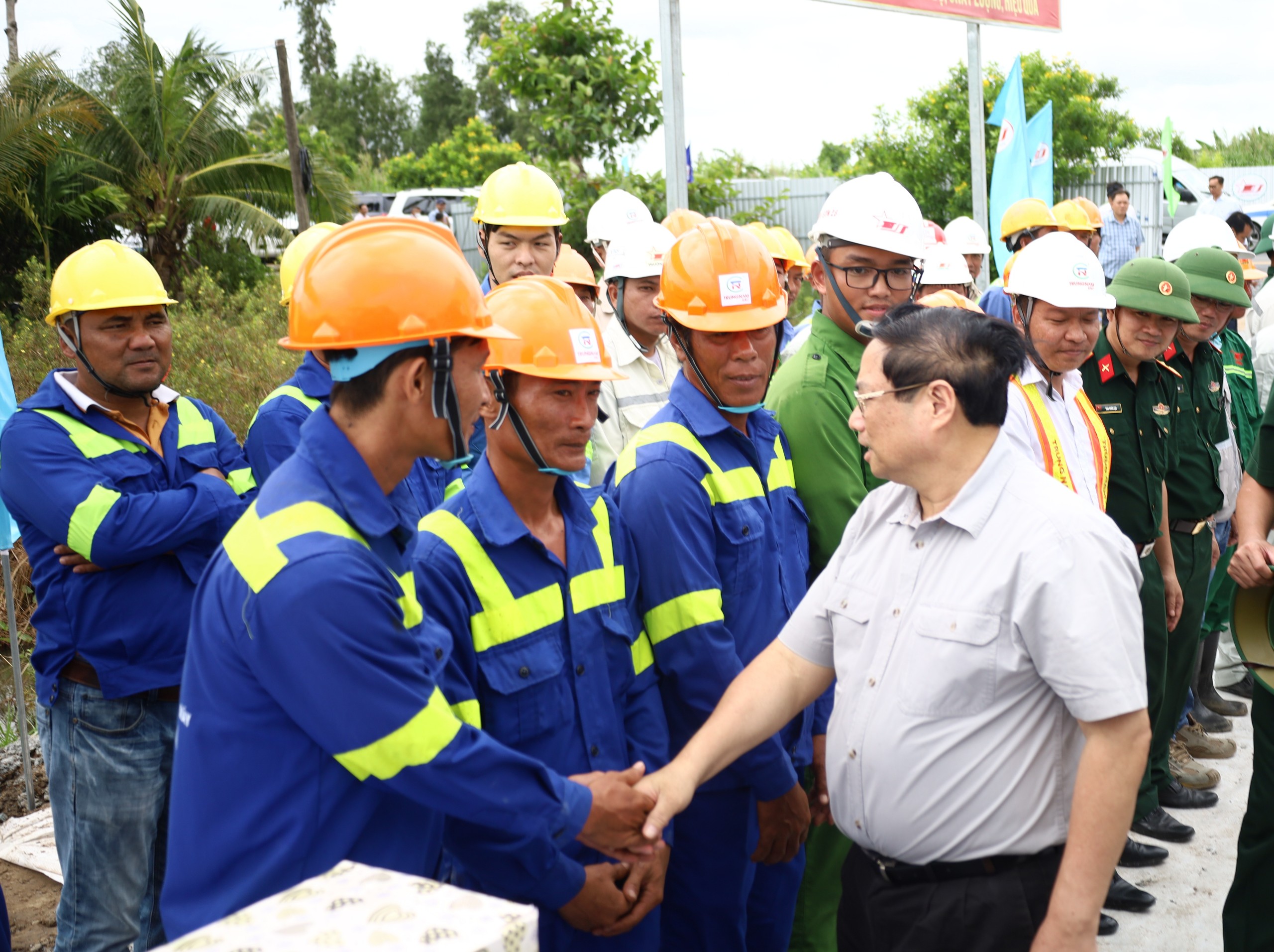 Thủ tướng Chính phủ Phạm Minh Chính thăm hỏi, động viên công nhân đang thi công tại Nút giao QL61C, xã Bình Thành, huyện Phụng Hiệp, tỉnh Hậu Giang.