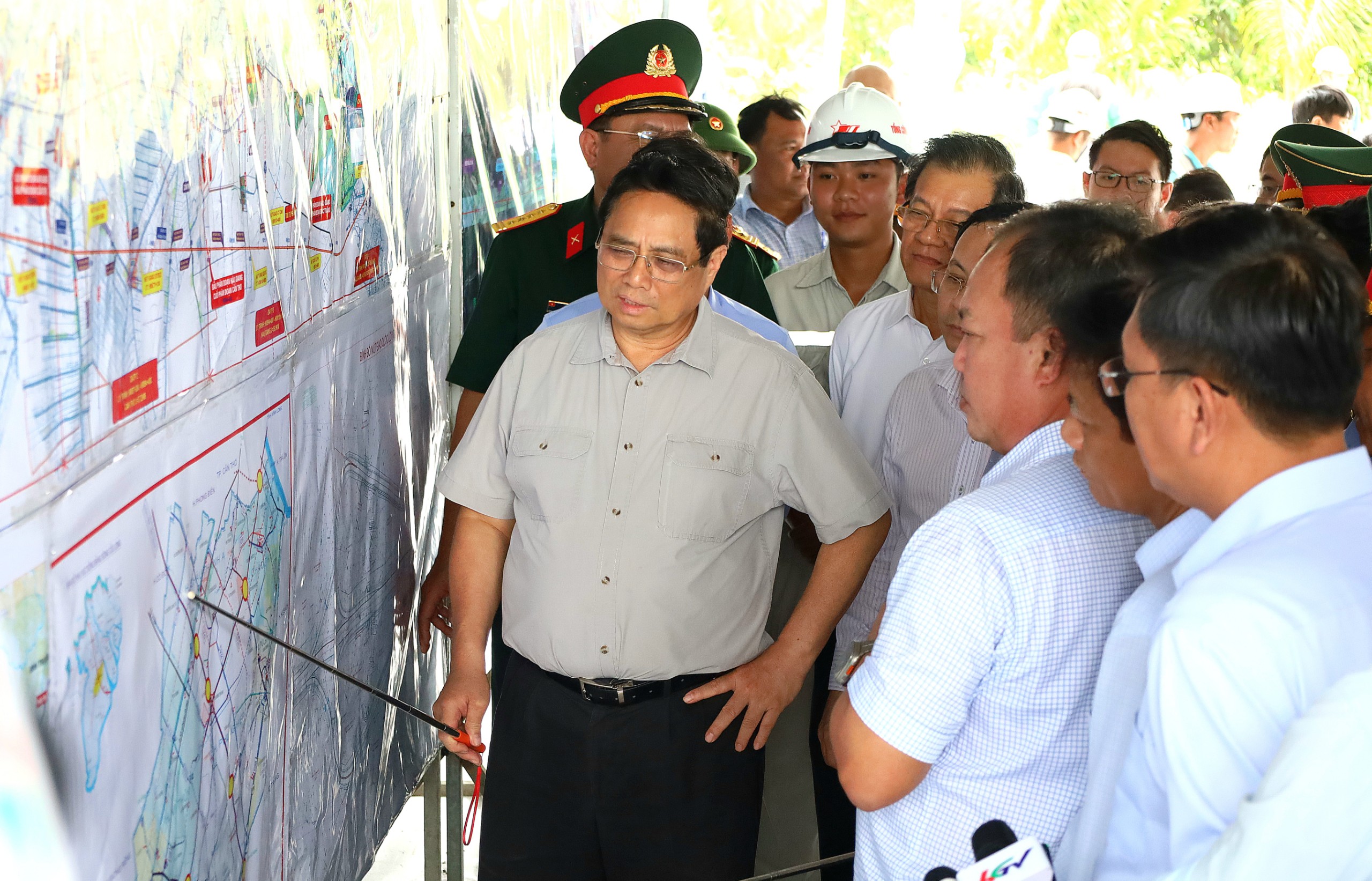 Thủ tướng Chính phủ Phạm Minh Chính kiểm tra tình hình triển khai Dự án thành phần 3 cao tốc Châu Đốc - Cần Thơ - Sóc Trăng, tại Nút giao QL61C, xã Bình Thành, huyện Phụng Hiệp, tỉnh Hậu Giang.