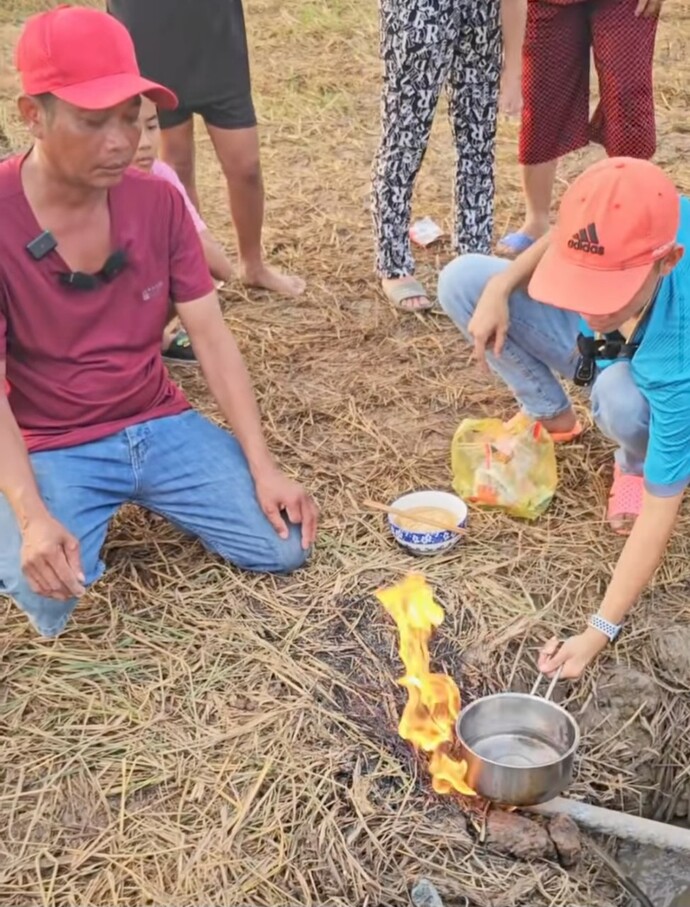 Khí gas bốc cháy tự nhiên tại giếng khoan, khiến nhiều người dân tò mò.