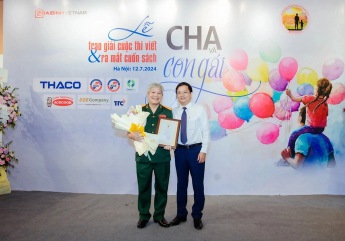 Đại tá Đỗ Phú Thọ chụp ảnh kỷ niệm với Nhà báo Hồ Minh Chiến - Tổng Biên tập Tạp chí Gia đình Việt Nam, Trưởng Ban Tổ chức cuộc thi