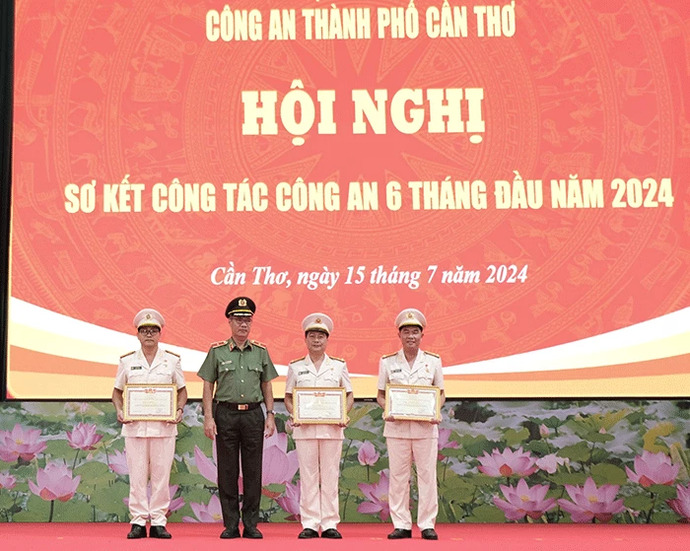 Đại diện Bộ Công an tặng danh hiệu Chiến sĩ thi đua toàn lực lượng Công an nhân dân cho các cá nhân.