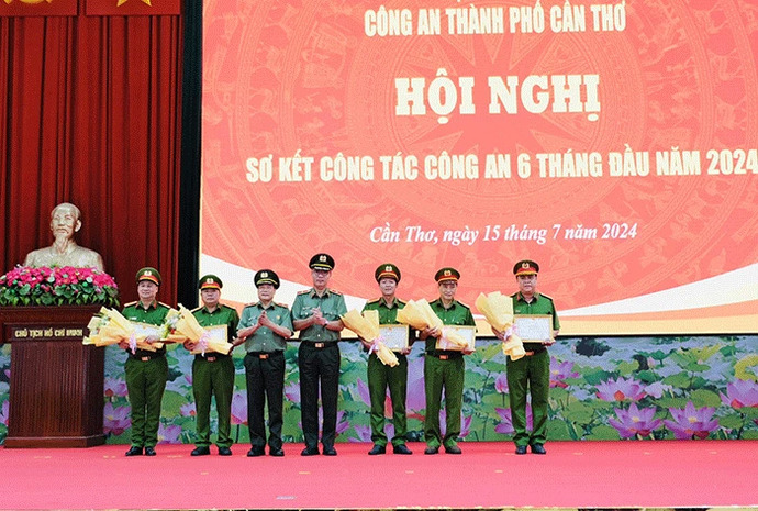 Đại diện Bộ Công an và lãnh đạo Công an TP Cần Thơ trao công nhận 5 đơn vị Công an phường kiểu mẫu về ANTT và văn minh đô thị năm 2022, 2023.