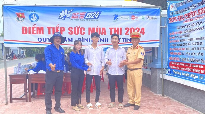 Huyện Đoàn, Công an huyện Thới Bình tiếp sức mùa thi 2024.