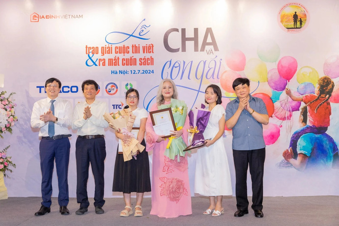 NSND Hoàng Cúc (thứ 3 từ phải sang) nhận giải Nhì cuộc thi viết Cha và con gái