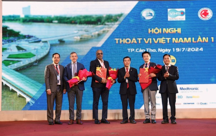 Đại diện BGĐ Bệnh viện và Chi hội Thoát vị Việt Nam trao hoa cho nhà tài trợ.