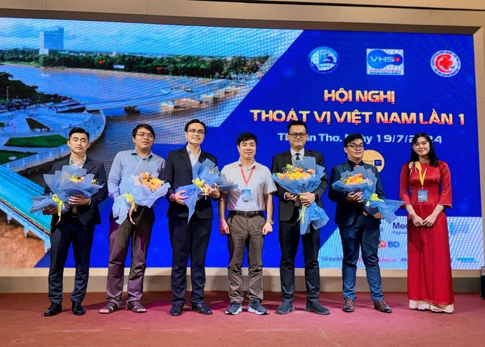 Đại diện BGĐ Bệnh viện và Chi hội Thoát vị Việt Nam trao hoa cho các chuyên gia, nhà khoa học quốc tế.