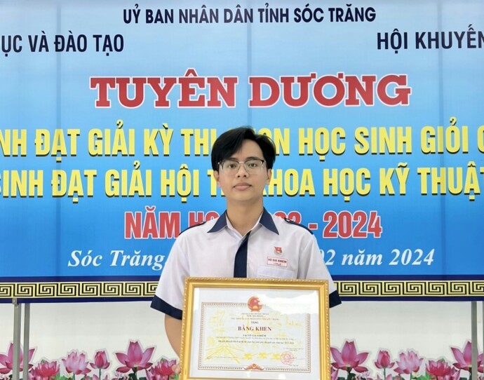 Chân dung em Võ Gia Khiêm, học sinh Trường THPT Chuyên Nguyễn Thị Minh Khai đạt điểm 10 môn Hoá trong kỳ thi THPT Quốc gia 2024 vừa qua.