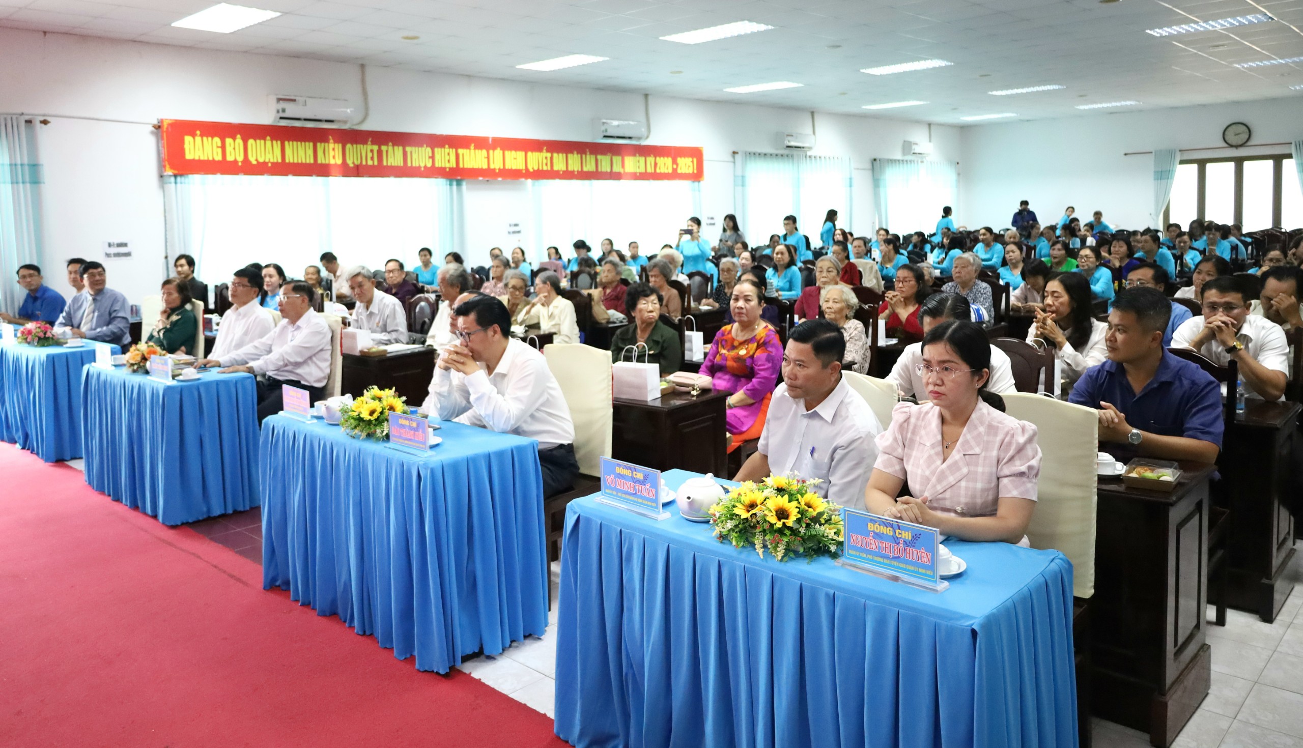 Quang cảnh buổi họp mặt Kỷ niệm 77 năm Ngày Thương binh - Liệt sĩ 27/7 (27/7/1947 - 27/7/2024) và Giao lưu cùng các cô Nữ tù kháng chiến về giáo dục truyền thống cách mạng.