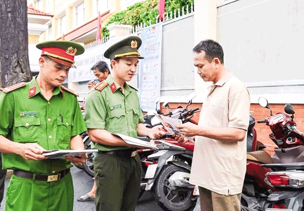 Lực lượng ÐVTN Công an TP Cần Thơ phát tờ rơi tuyên truyền pháp luật, thủ đoạn tội phạm để người dân cảnh giác. Ảnh: Công an TP Cần Thơ.