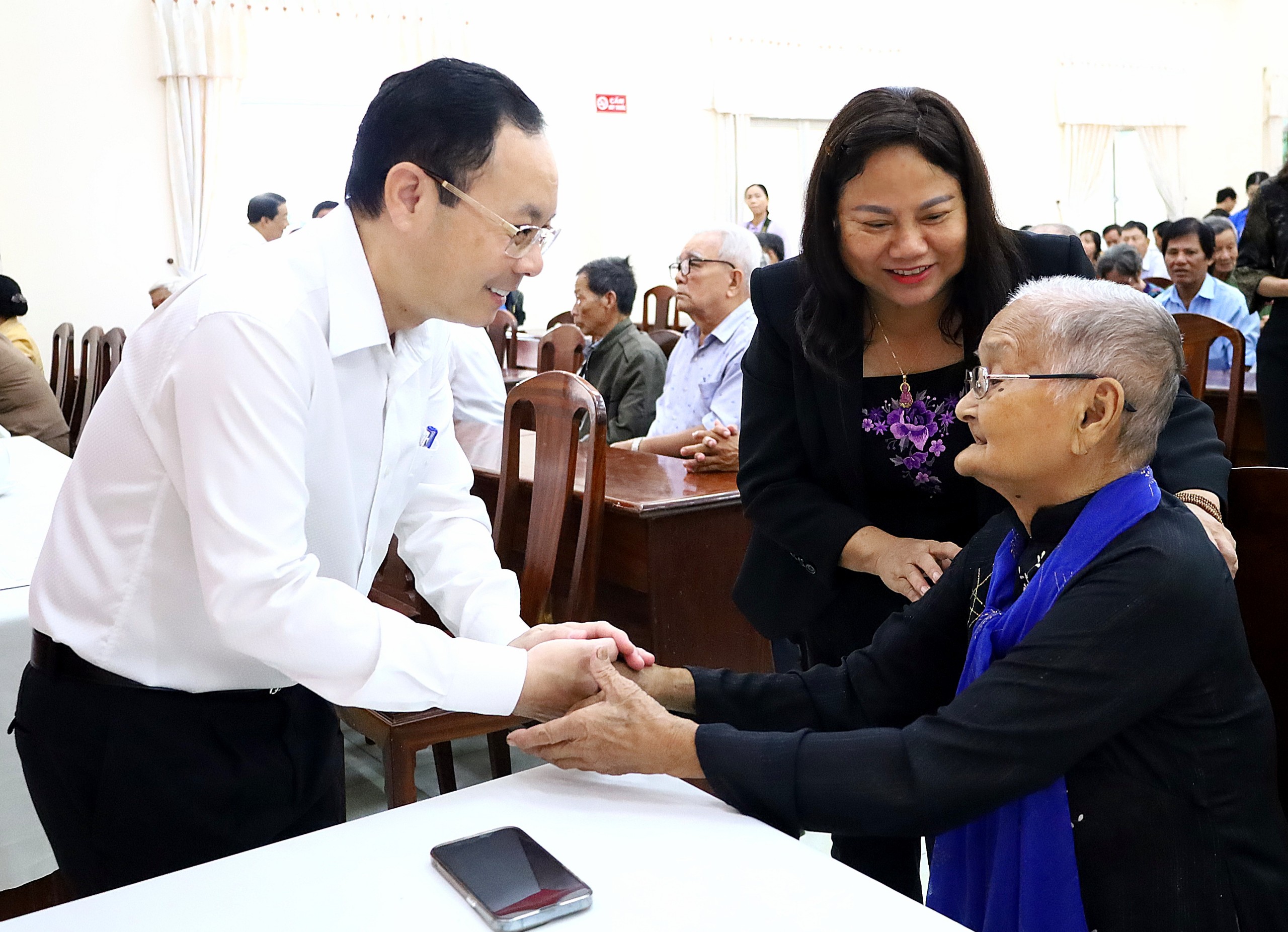 Ông Nguyễn Văn Hiếu - Bí thư Thành ủy Cần Thơ và bà Trần Thị Xuân Mai – Giám đốc Sở Lao động – Thương binh và Xã hội TP. Cần Thơ thăm hỏi Mẹ VNAH Nguyễn Thị Đắc.