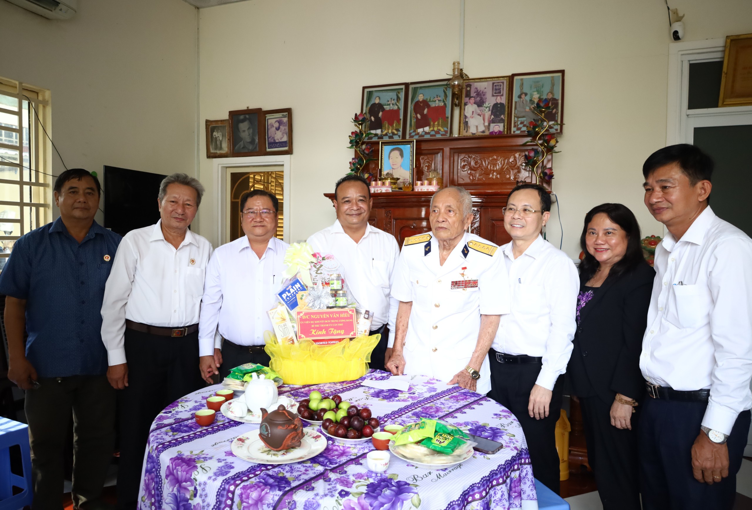 Lãnh đạo Thành ủy và quận Bình Thủy đến thăm hỏi, tặng quà cho Anh hùng Lực lượng Vũ trang Nhân dân Nguyễn Đắc Thắng, ngụ phường An Thới, quận Bình Thủy.