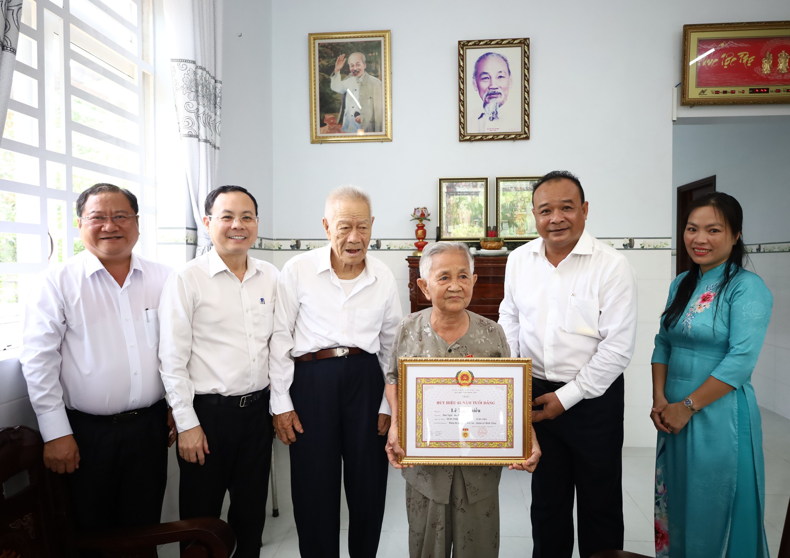 Dịp này, ông Nguyễn Văn Hiếu - Bí thư Thành ủy Cần Thơ đã dự và trao Huy hiệu 65 năm tuổi Đảng cho đảng viên Lê Thị Chiều, phường Trà An, quận Bình Thủy.