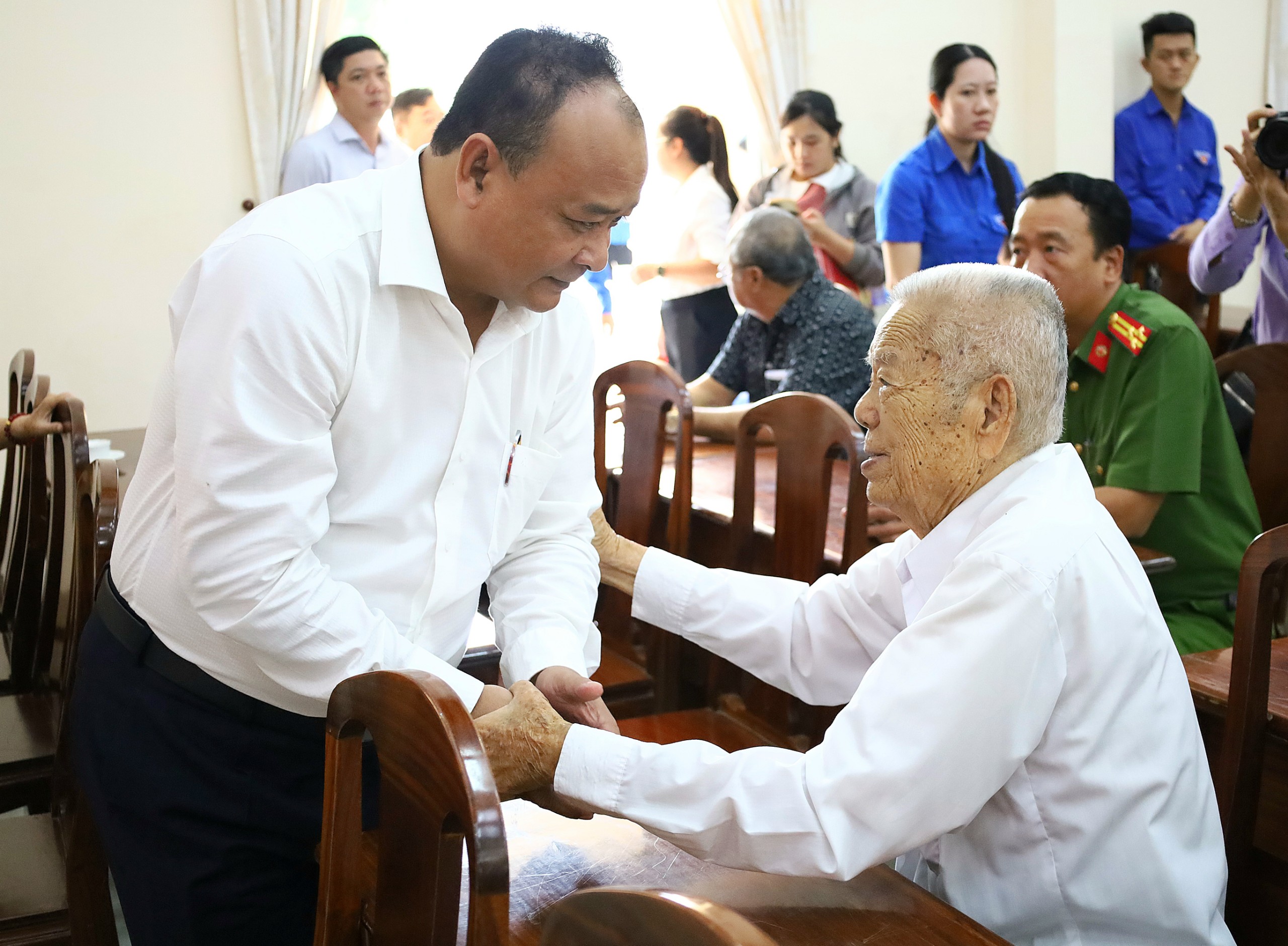 Ông Nguyễn Ngọc Tâm - Trưởng Ban Tuyên giáo Thành ủy Cần Thơ thăm hỏi gia đình chính sách, người có công với cách mạng quận Bình Thủy.