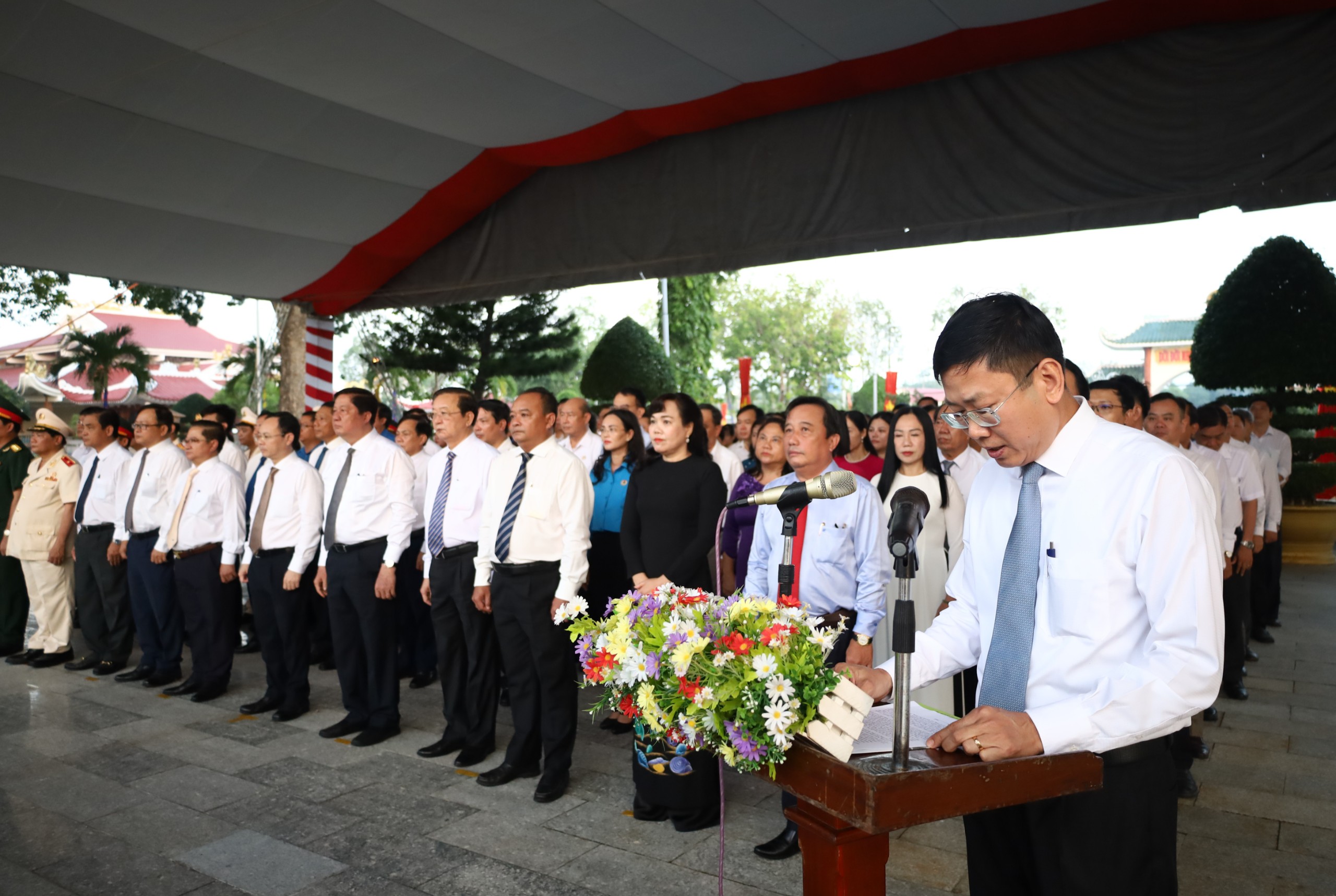 Ông Tiêu Minh Dưỡng - Phó Giám đốc Sở Lao động - Thương binh và Xã hội TP. Cần Thơ đọc điếu văn tại lễ viếng.