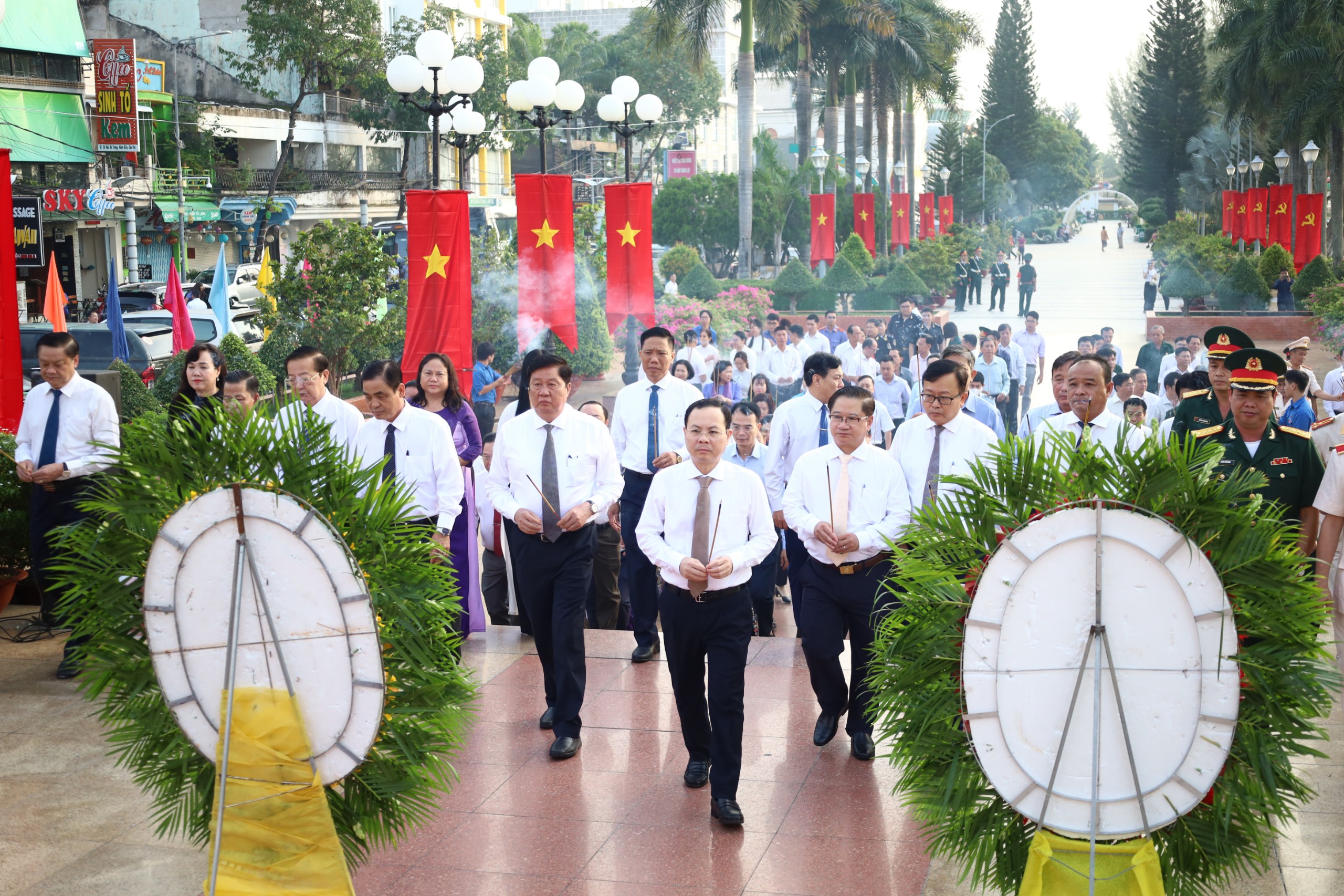 Các đại biểu dâng hương tưởng nhớ Chủ tịch Hồ Chí Minh.