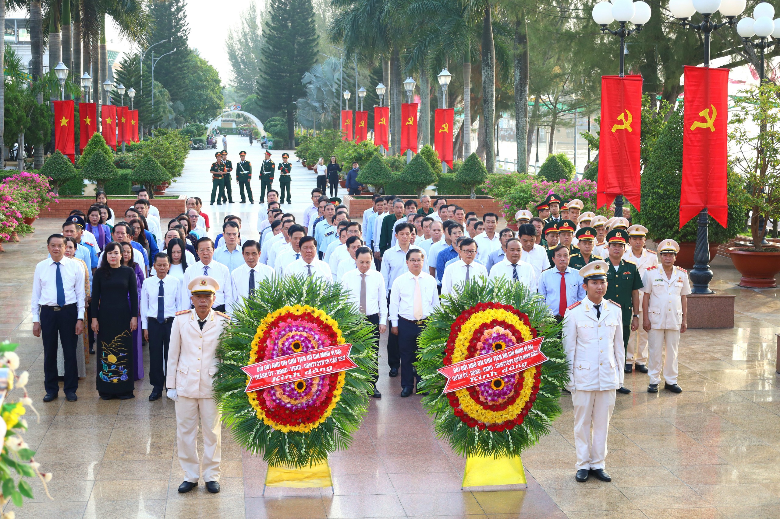 Đoàn đại biểu đến dâng hương Tượng đài Bác Hồ tại Công viên Bến Ninh Kiều.