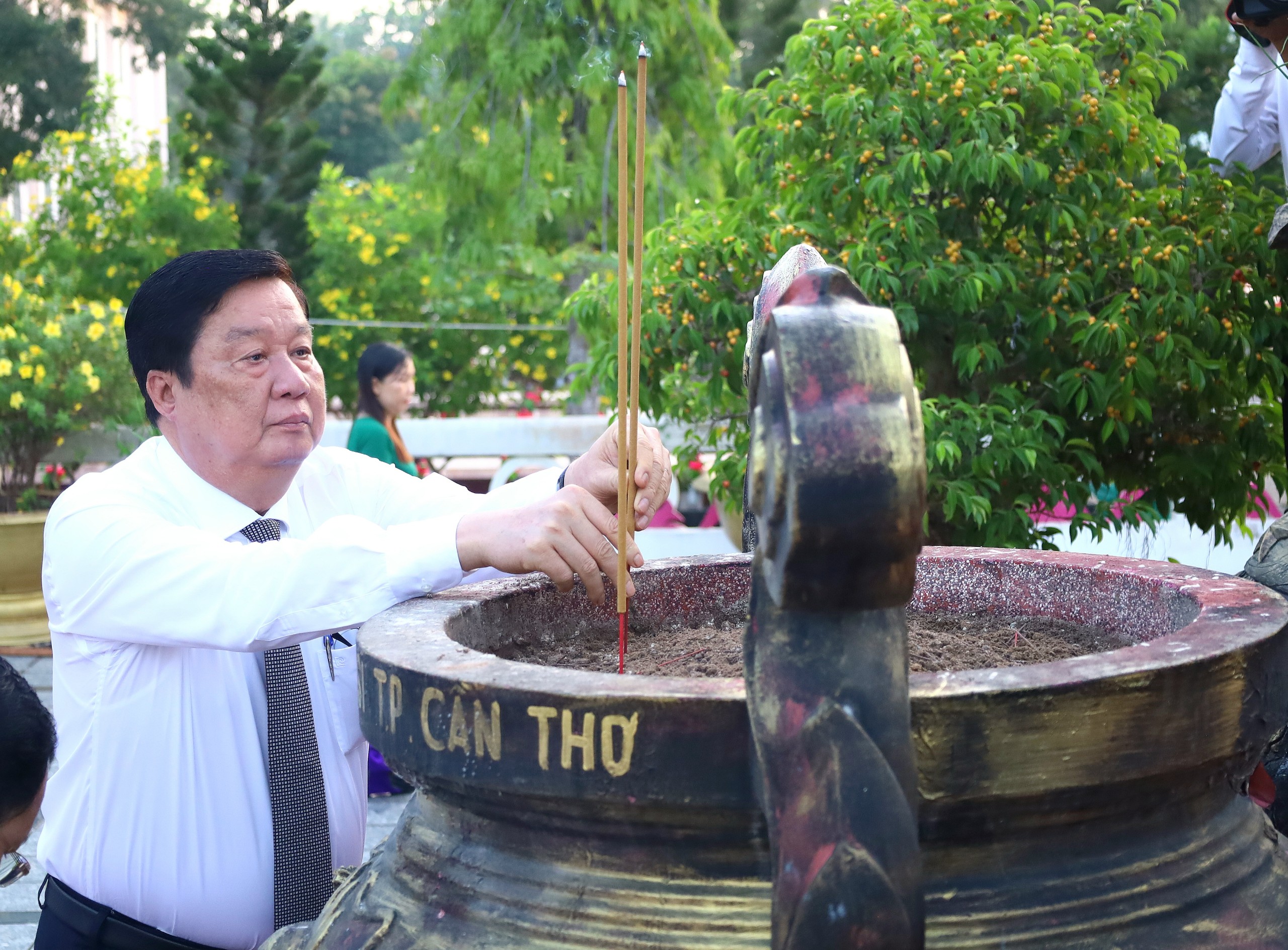 Ông Phạm Văn Hiểu - Phó Bí thư Thường trực Thành ủy, Chủ tịch HĐND TP. Cần Thơ dâng hương tưởng niệm các anh hùng liệt sỹ.