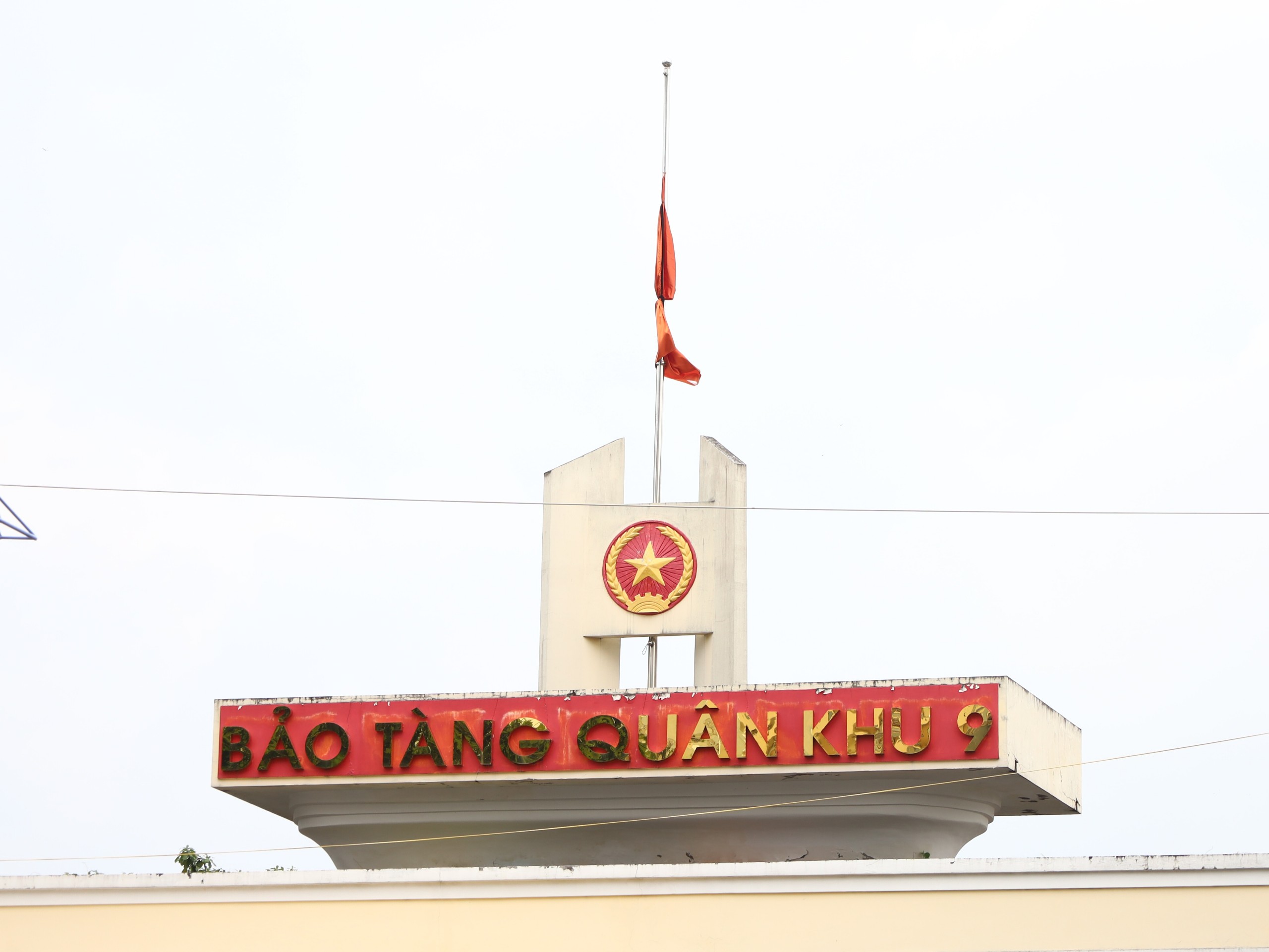 Bảo tàng Quân khu 9 thực hiện treo cờ rũ để tưởng nhớ Tổng Bí thư Nguyễn Phú Trọng.