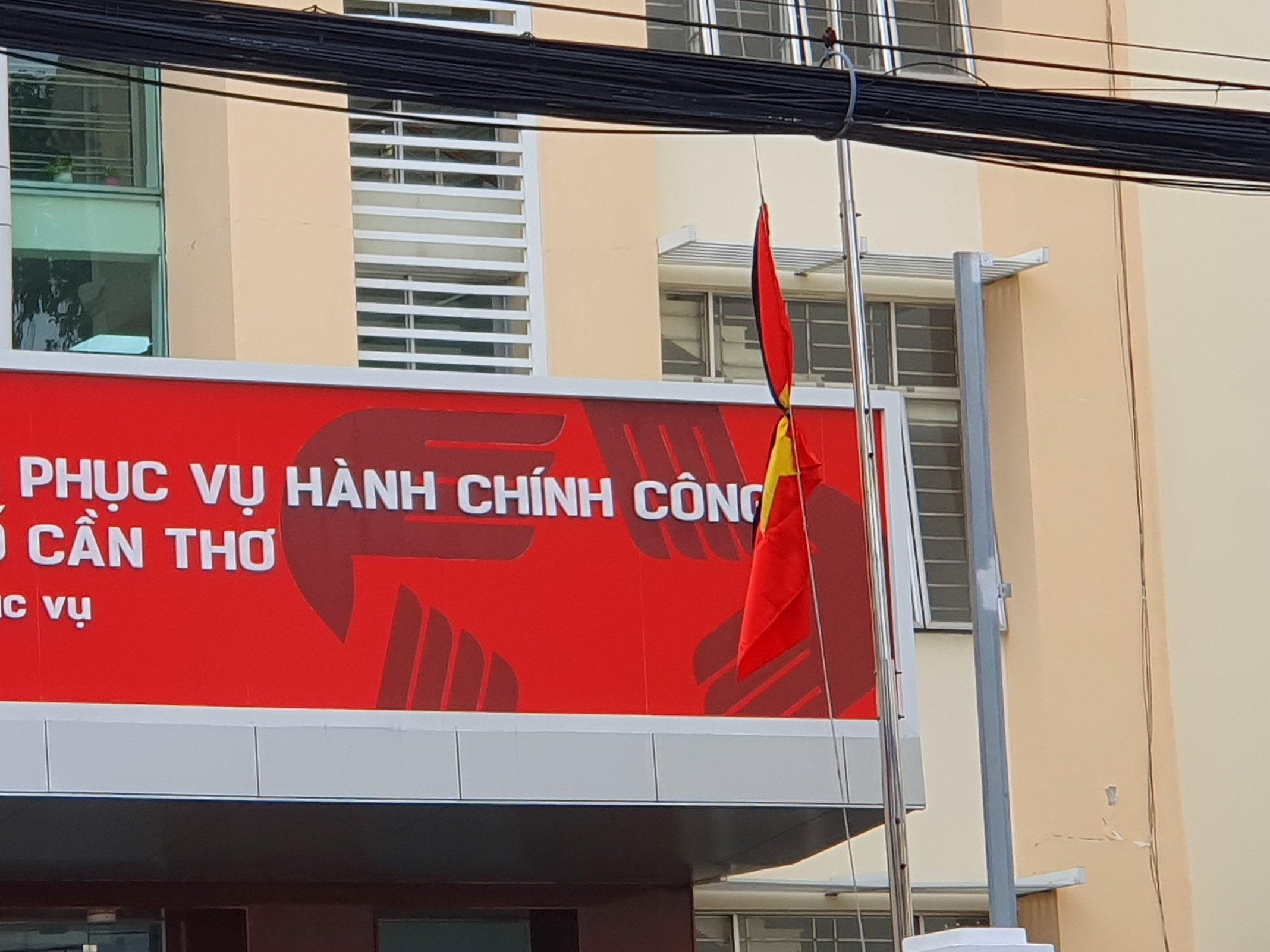 Trung tâm Phục vụ hành chính công TP. Cần Thơ thực hiện treo cờ rũ để tưởng nhớ Tổng Bí thư Nguyễn Phú Trọng.