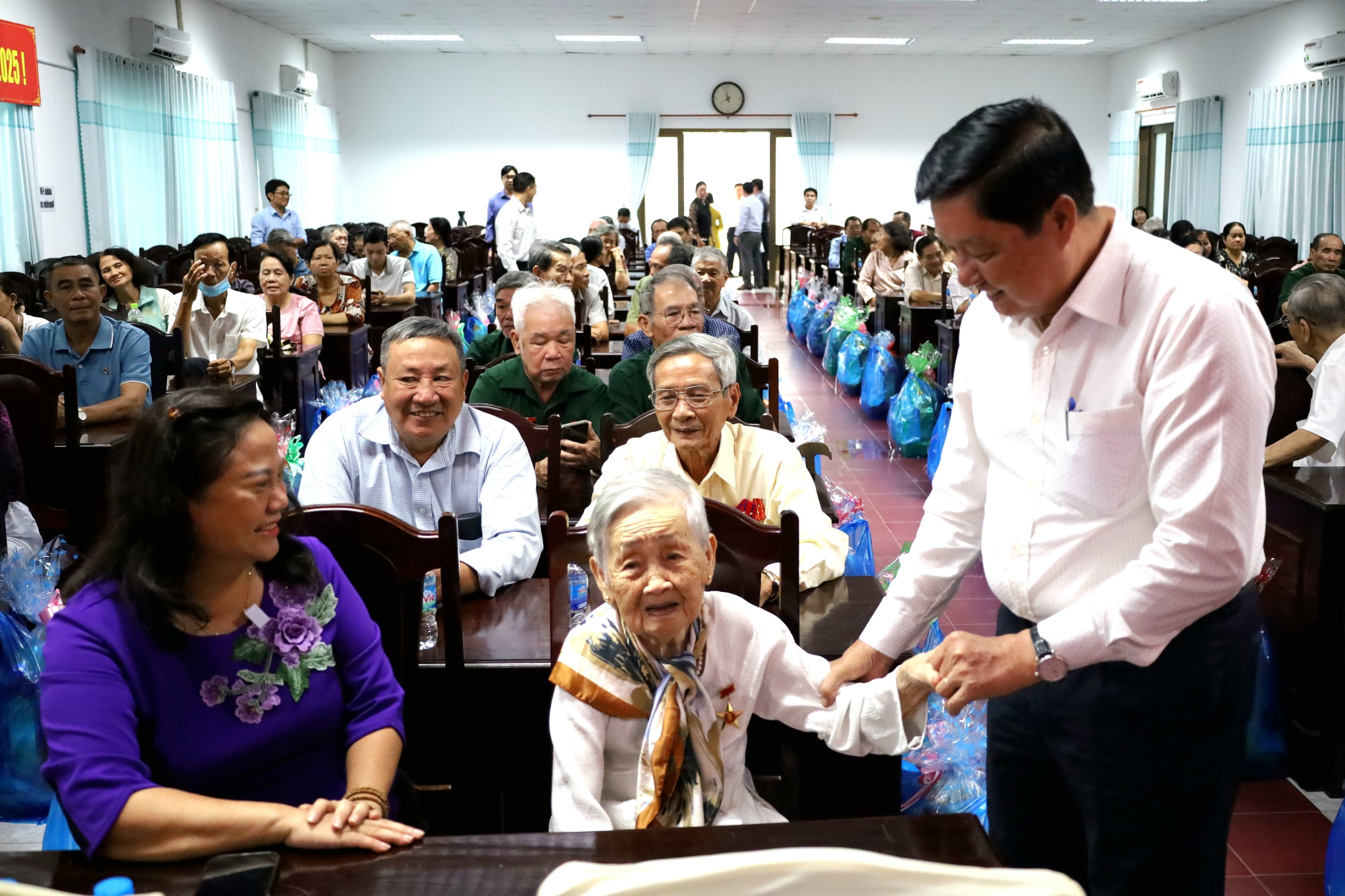 Ông Phạm Văn Hiểu - Phó Bí thư thường trực Thành ủy, Chủ tịch HĐND TP. Cần Thơ thăm hỏi Mẹ VNAH Dương Thị Nga.