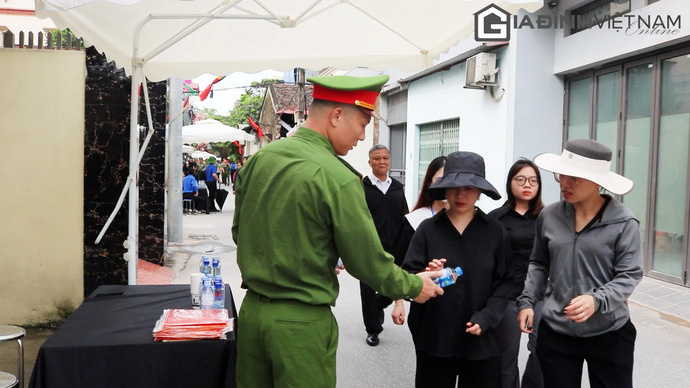 Những chai nước tiếp sức cho người dân vào viếng Tổng Bí thư Nguyễn Phú Trọng