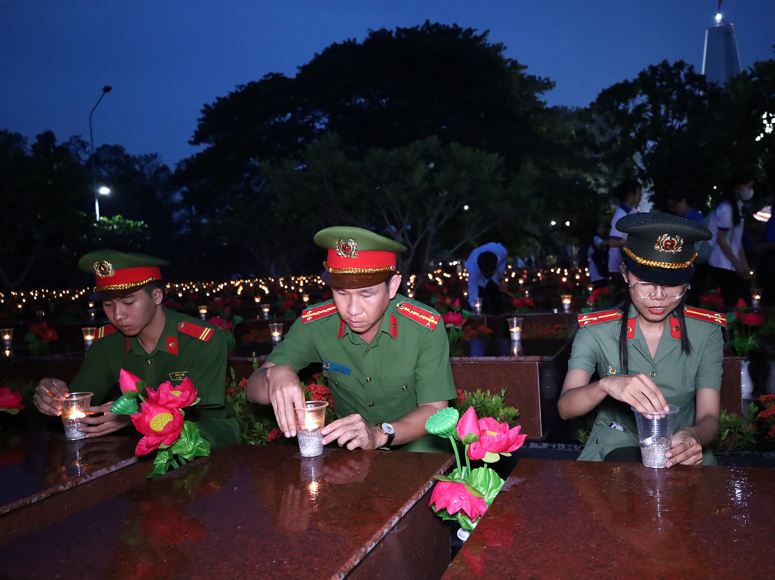 Lực lượng ĐVTN Công an TP. Cần Thơ tham gia thắp nến tri ân anh hùng liệt sĩ.