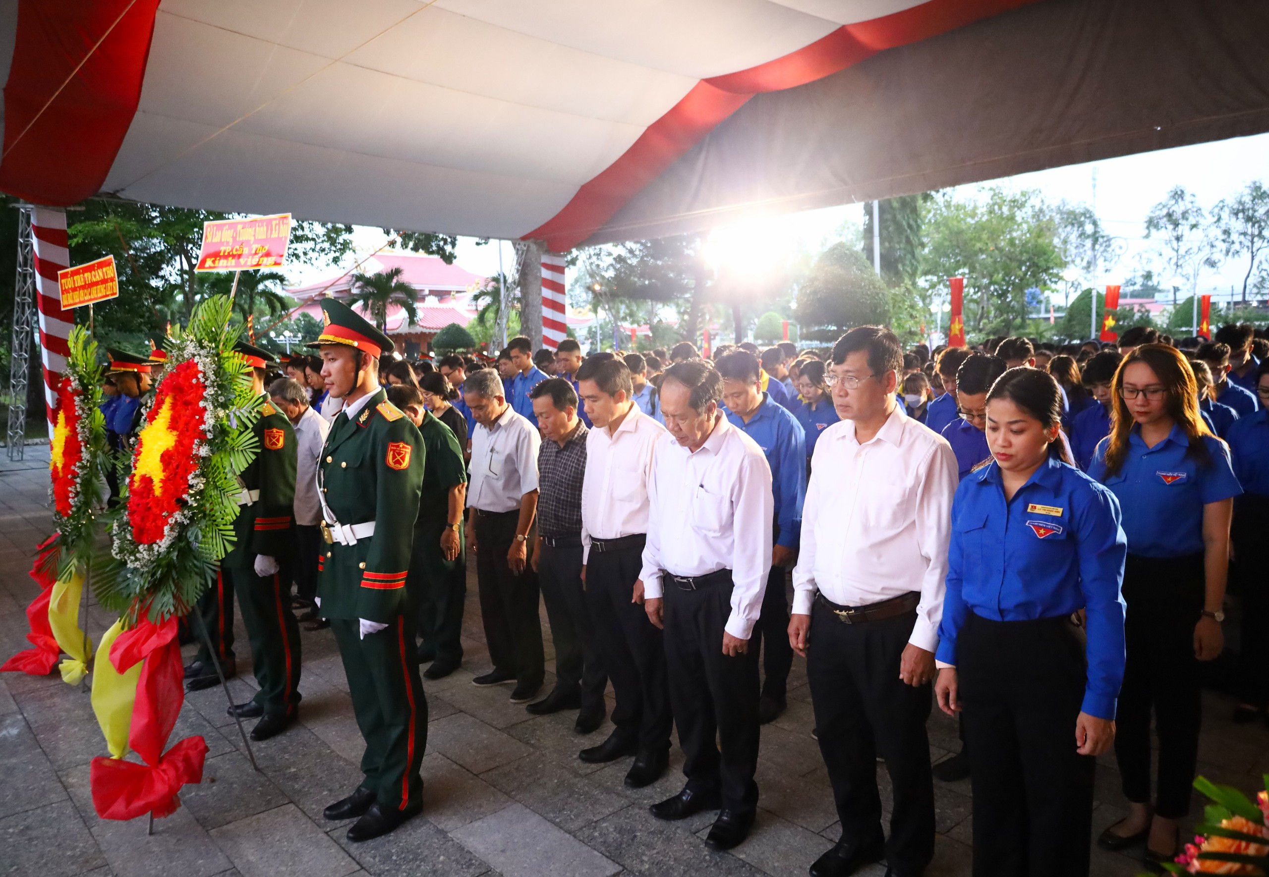 Các đại biểu dành một phút mặc niệm để bày tỏ tấm lòng thành kính và tưởng nhớ đối với Chủ tịch Hồ Chí Minh, các anh hùng liệt sĩ và Tổng Bí thư Đảng Cộng sản Việt Nam Nguyễn Phú Trọng.