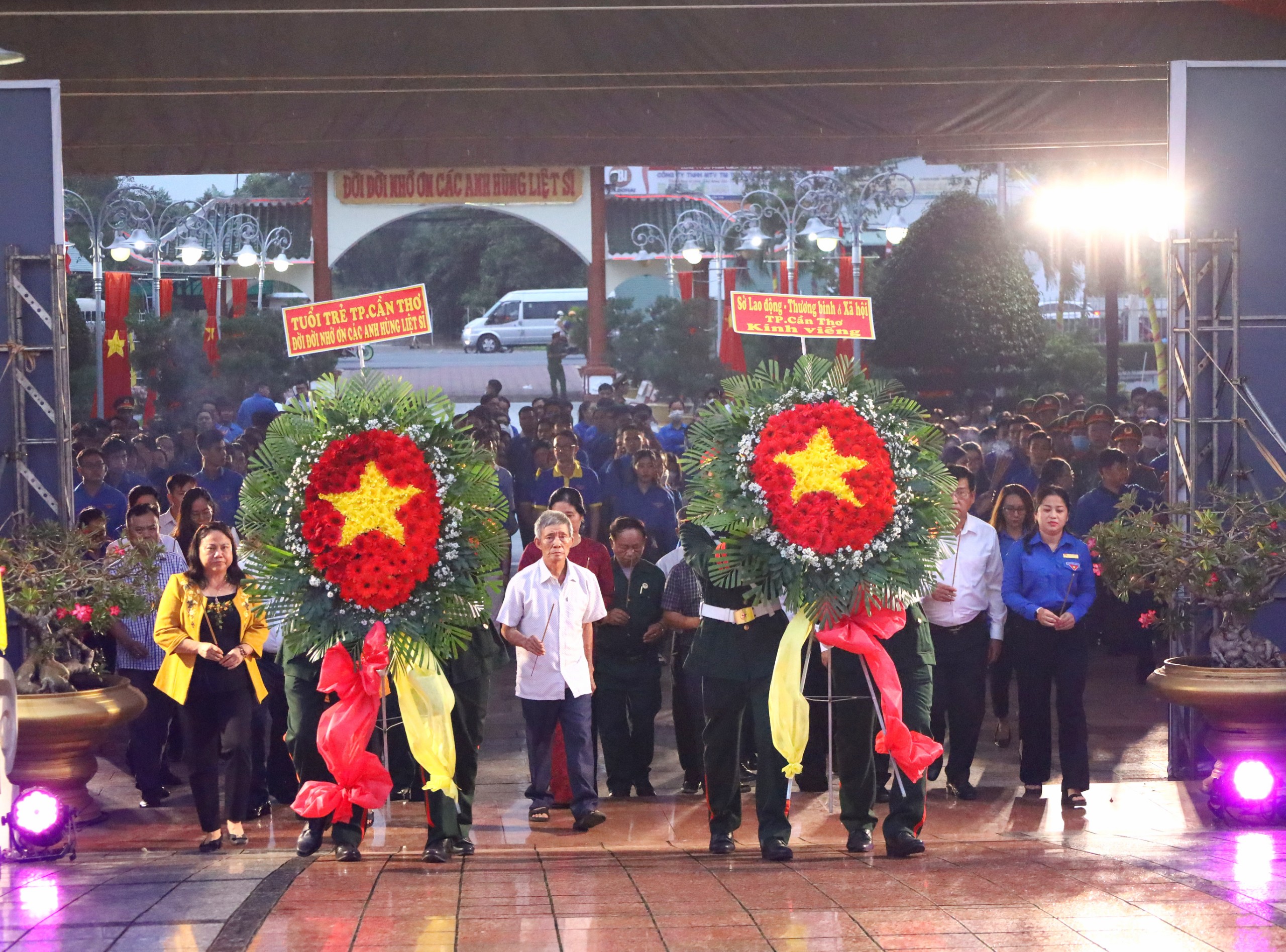 Đoàn đại biểu đặt vòng hoa, dâng hương kính viếng các anh hùng liệt sỹ tại Nghĩa trang liệt sỹ TP. Cần Thơ .